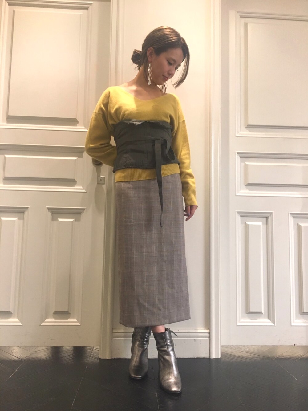 「チェック、タイトスカート、ニット、ブーツ、イエロー、FRAY I.D、秋コーデ、オトナ女子」｜「FRAY I.Dのハイウエストタイトスカート（スカート、ブラウン系）」を使った、akane takahashiさん（レディース・155cm）の秋コーディネートの1枚目の写真