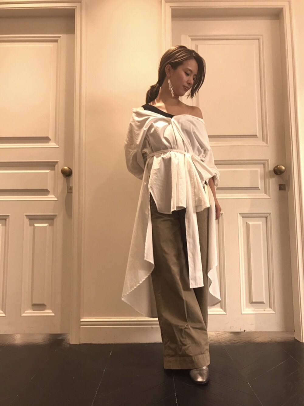 「秋服、シンプル、シャツスタイル、ワイドパンツ、オトナカジュアル、ショートブーツ、FRAY I.D」｜「FRAY I.Dのアシメヘムロングシャツ（シャツ/ブラウス、ホワイト系）」を使った、akane takahashiさん（レディース・155cm）の秋コーディネートの1枚目の写真