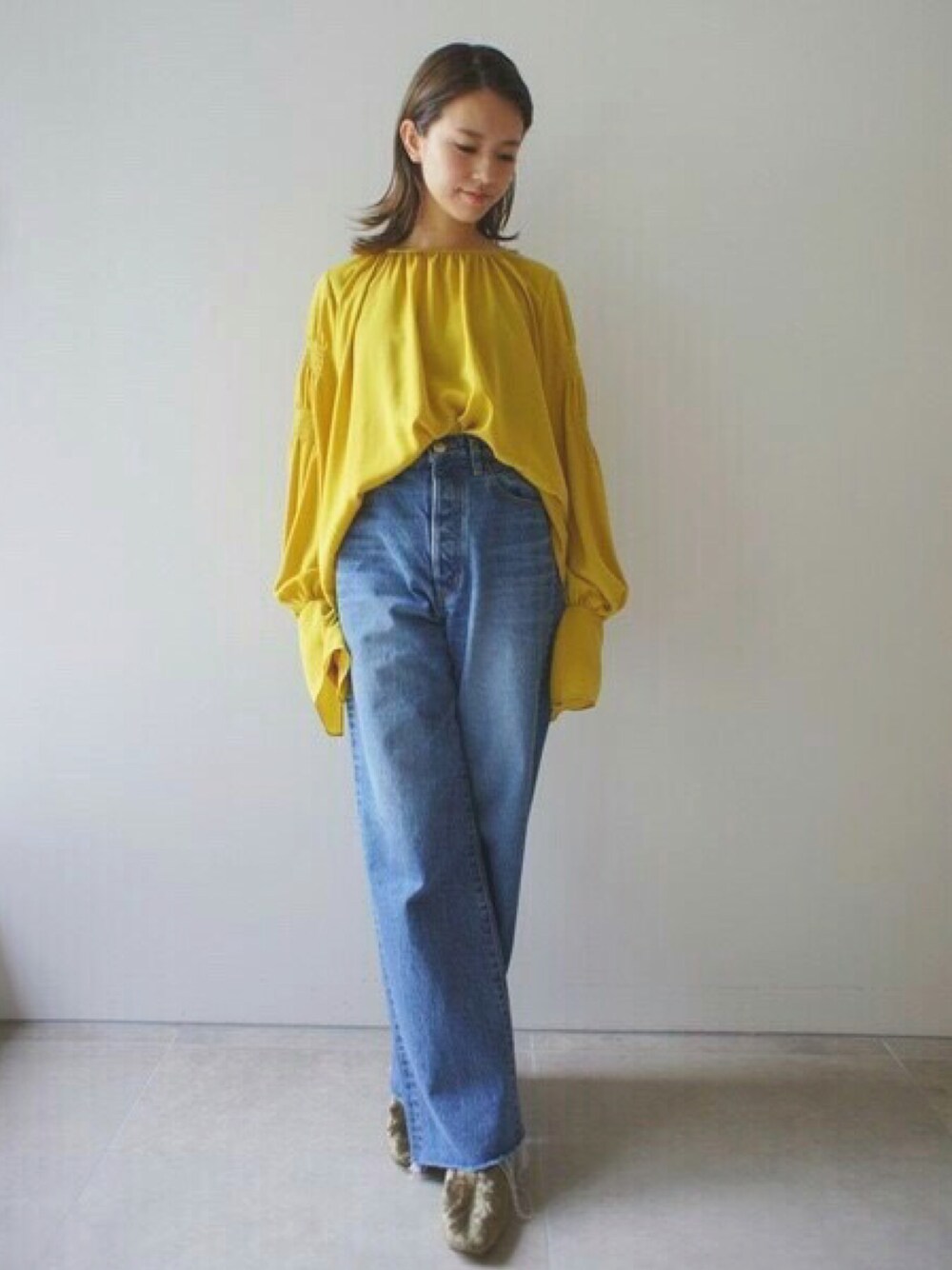 「秋のコーデ、デニムパンツ、大人カジュアル、ショートブーツ、イエロー、FRAY I.D」｜「FRAY I.Dのアイテム（シャツ/ブラウス、イエロー系）」を使った、akane takahashiさん（レディース・155cm）の秋コーディネートの1枚目の写真