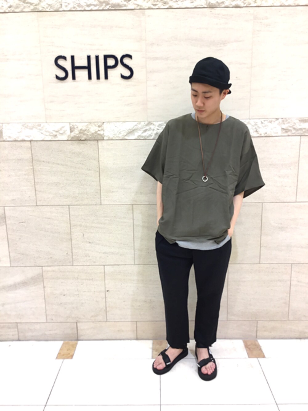 グリーン系のシャツ/ブラウス、グレー系のタンクトップ、ブラック系のその他パンツを着用したメンズの春コーディネートの1枚目の写真