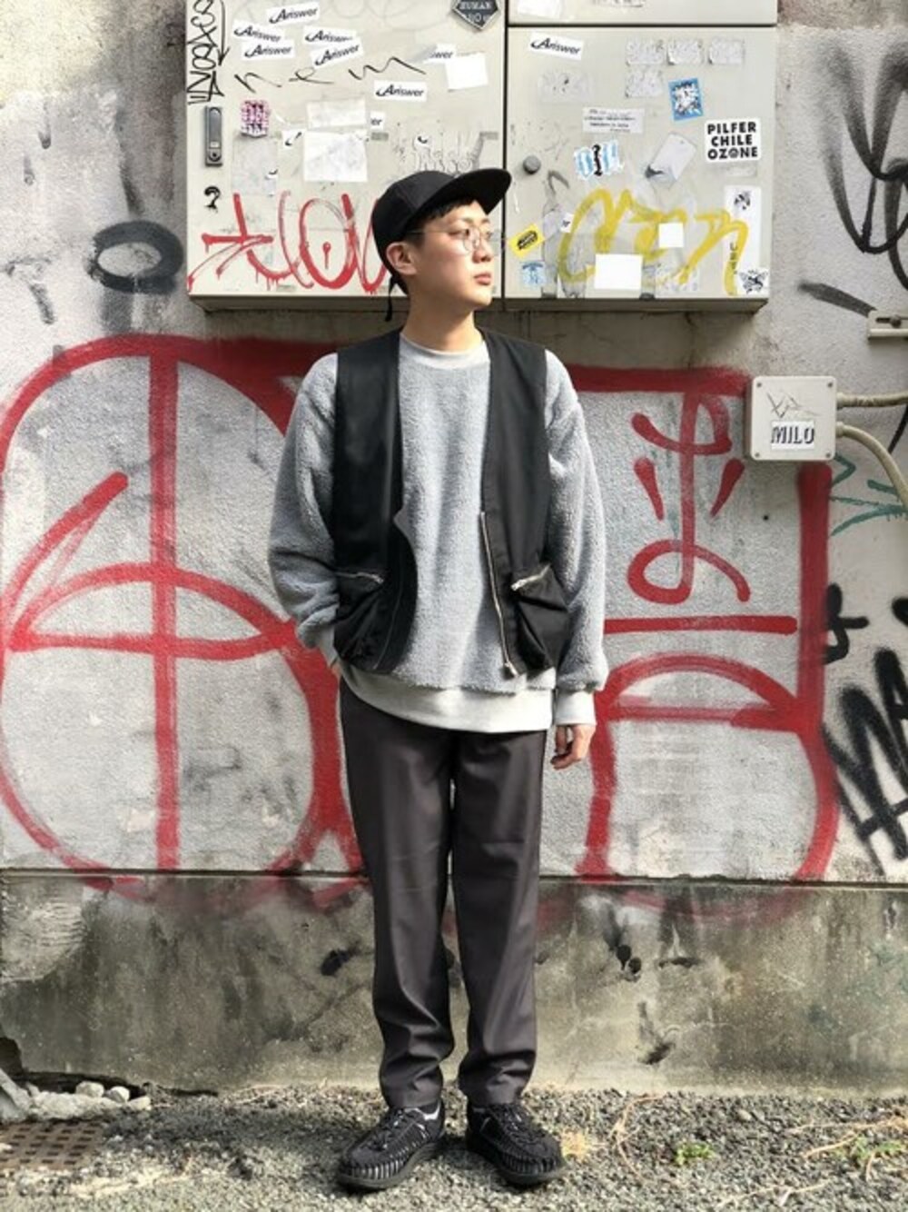 グレー系のスウェット、グレー系のその他パンツを着用したメンズの秋コーディネートの1枚目の写真