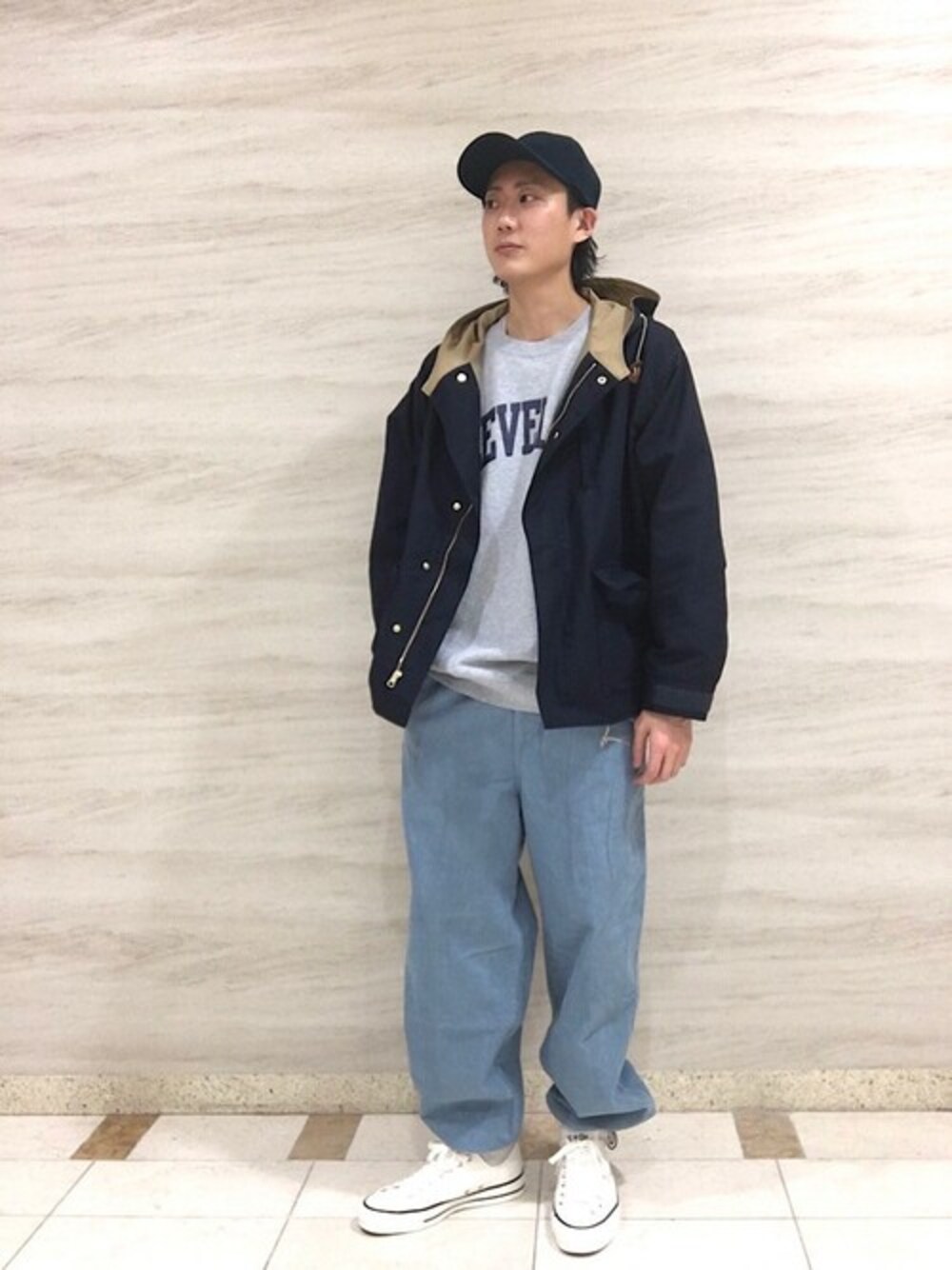 「マウンテンパーカー、カジュアル、converse、コーデュロイパンツ、シップス、ワイドパンツ、SHIPS、ロゴスウェット、カレッジスウェット、SIERRA DESIGNS」｜「HEAR MY NAMEの【SHIPS別注】HEAR MY NAME: カレッジロゴ スウェット（スウェット、グレー系）」を使った、桑畑さん（メンズ・175cm）の冬コーディネートの1枚目の写真