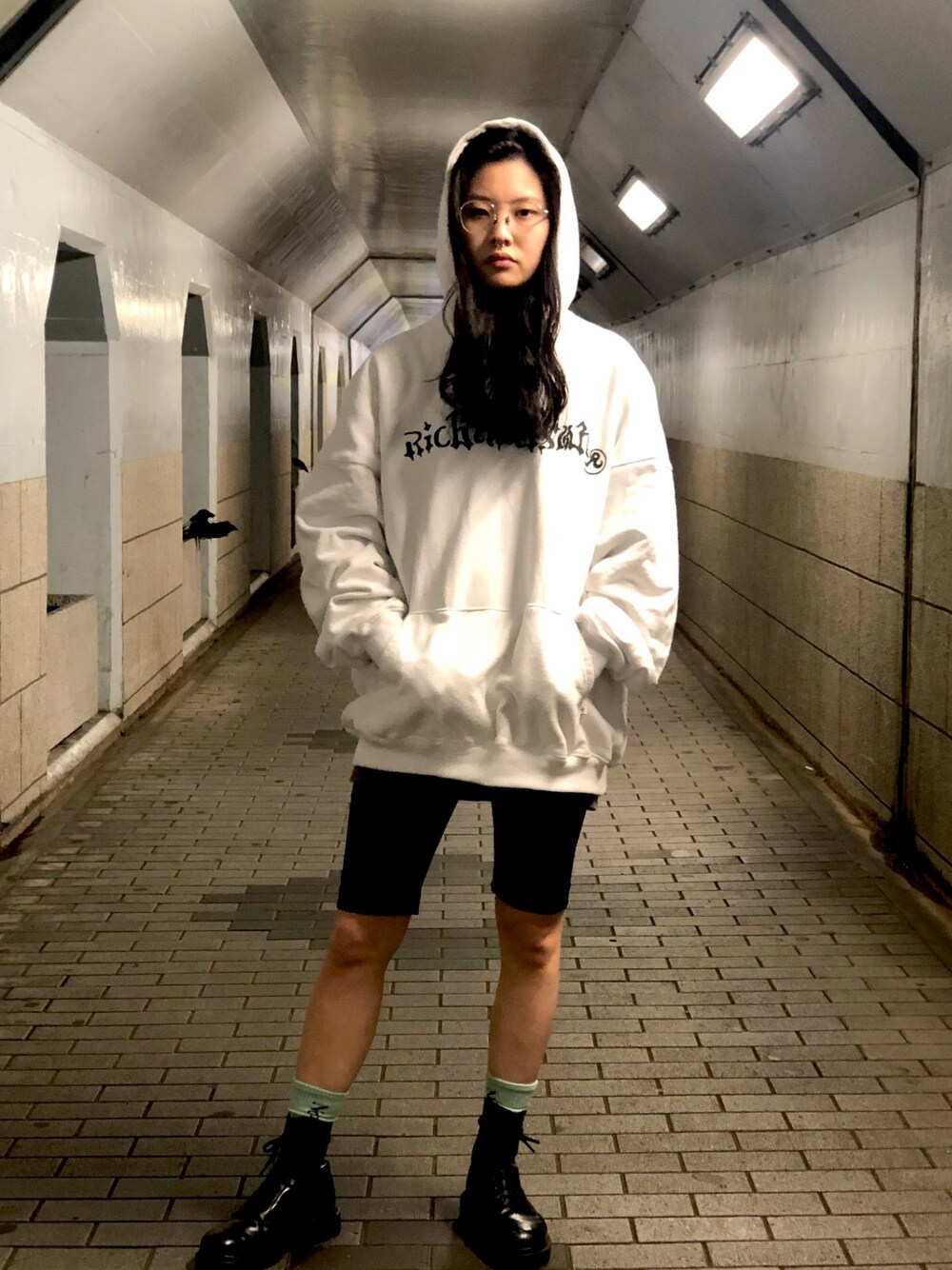 「bonjour records」｜「RICHARDSONの【Richardson x Mark Gonzales bonjour records Exclusive】Hoodie（パーカー、ホワイト系）」を使った、minoriさん（レディース・159cm）の春コーディネートの1枚目の写真