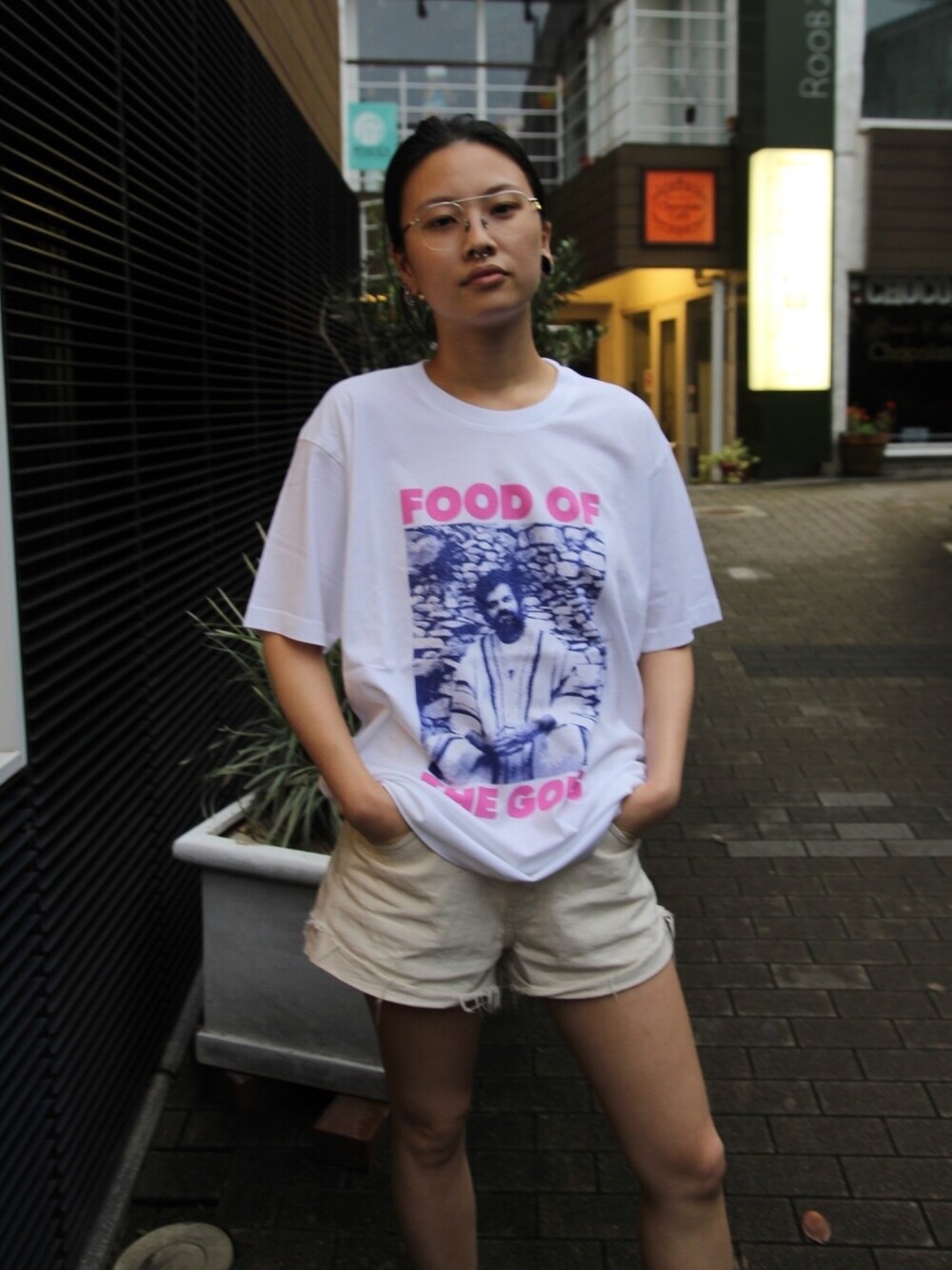 「Good Morning Tapes、bonjour records、夏コーデ、ショーパン、シンプル、カジュアルコーデ、パンツスタイル」｜「GOOD MORNING TAPESの【GOOD MORNING TAPES】FOOD OF THE GODS SS TEE（Tシャツ/カットソー、ホワイト系）」を使った、minoriさん（レディース・159cm）の夏コーディネートの1枚目の写真