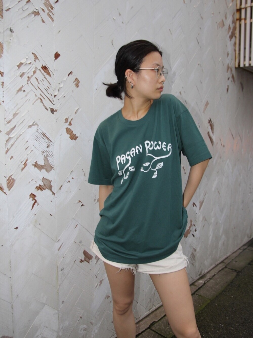 「bonjour records、Good Morning Tapes、夏コーデ、ootd、Tシャツ、ショートパンツ、めがね、カジュアル、ストリート、シンプル」｜「GOOD MORNING TAPESの【GOOD MORNING TAPES】PAGAN POWER SS TEE（Tシャツ/カットソー、グリーン系）」を使った、minoriさん（レディース・159cm）の夏コーディネートの1枚目の写真