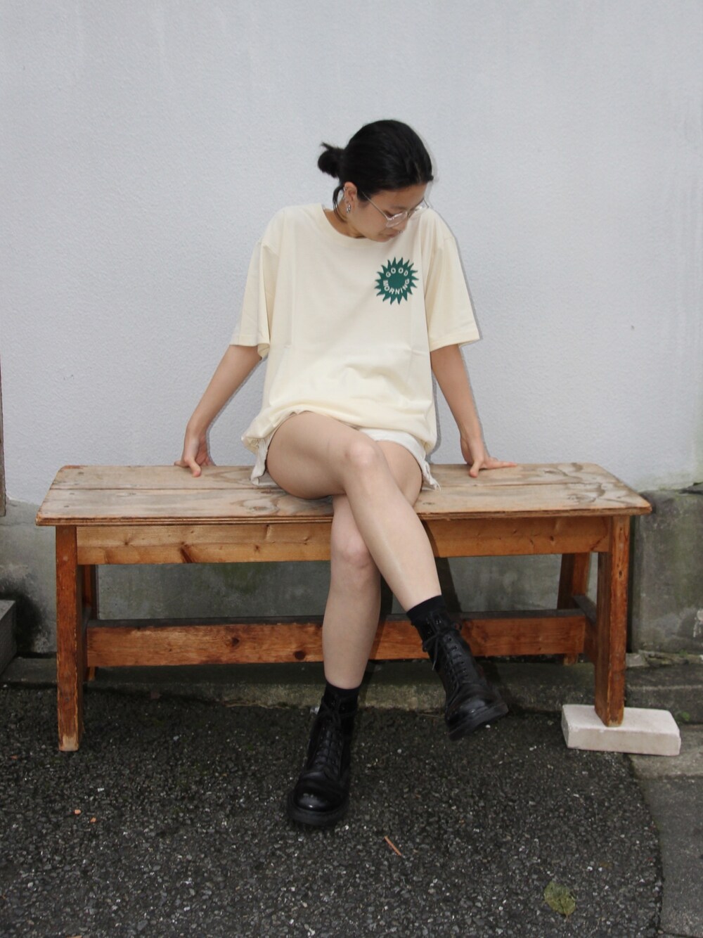 「bonjour records、Good Morning Tapes、夏コーデ、シンプル、カジュアル、ドクターマーチン、ショートパンツ、ゆるコーデ、Tシャツ、summer」｜「GOOD MORNING TAPESの【GOOD MORNING TAPES】SUN LOGO SS TEE（Tシャツ/カットソー、ホワイト系）」を使った、minoriさん（レディース・159cm）の夏コーディネートの1枚目の写真