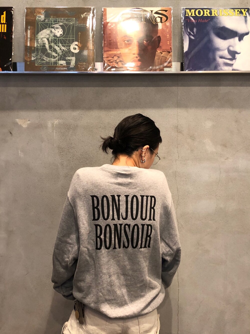 「bonjour records、bonjourbonsoir、スウェット、秋のコーデ、シンプル、ロゴスウェット、ゆるコーデ、めがね、ショートパンツ」｜「bonjour bonsoirの【bonjour bonsoir】BASIC CREW 20SS（スウェット、グレー系）」を使った、minoriさん（レディース・159cm）の秋コーディネートの1枚目の写真