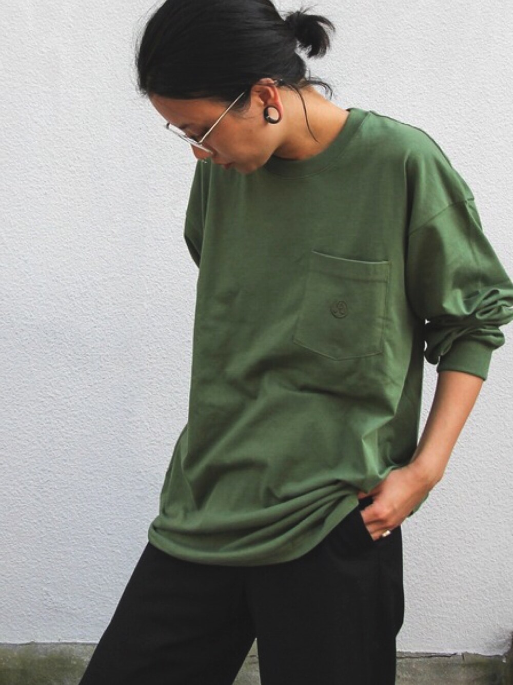 「bonjour records、Richardson、ロンT、オーバーサイズ、シンプルコーデ、カーキ、めがね」｜「RICHARDSONの【Richardson】LONG SLEEVE POCKET T-Shirt（Tシャツ/カットソー、グリーン系）」を使った、minoriさん（レディース・159cm）の秋コーディネートの1枚目の写真