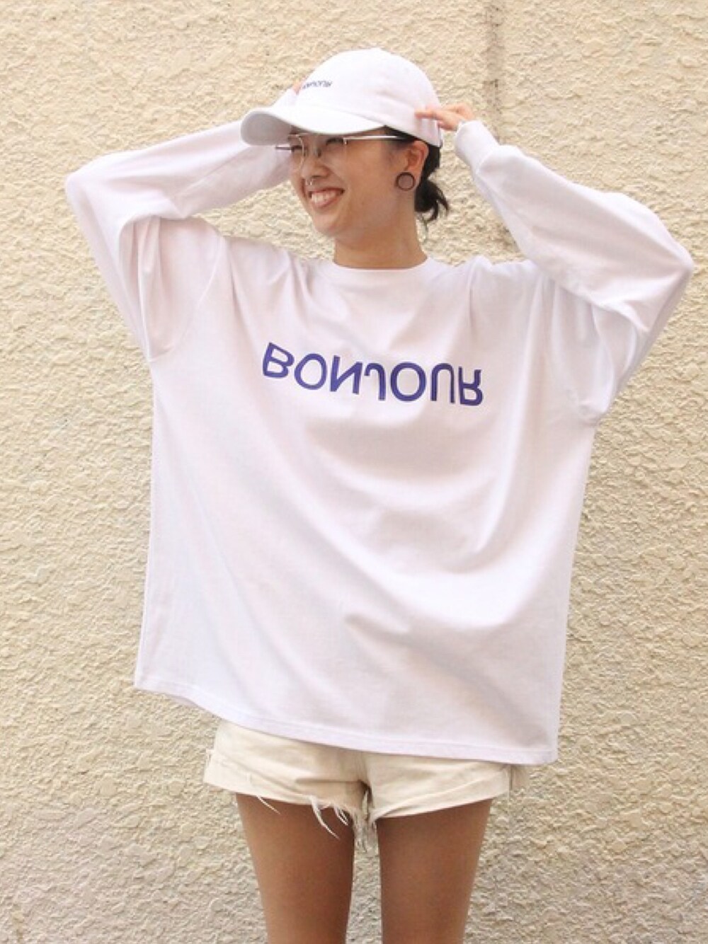 「bonjour records、trevor jackson、ワントーンコーデ、ロンT、キャップ、ショートパンツ、めがね、秋コーデ、ホワイト、ホワイトコーデ」｜「bonjour recordsの【TREVOR JACKSON ×bonjour records】BONJOUR LONG SLEEVE TEE（Tシャツ/カットソー、ホワイト系）」を使った、minoriさん（レディース・159cm）の秋コーディネートの1枚目の写真