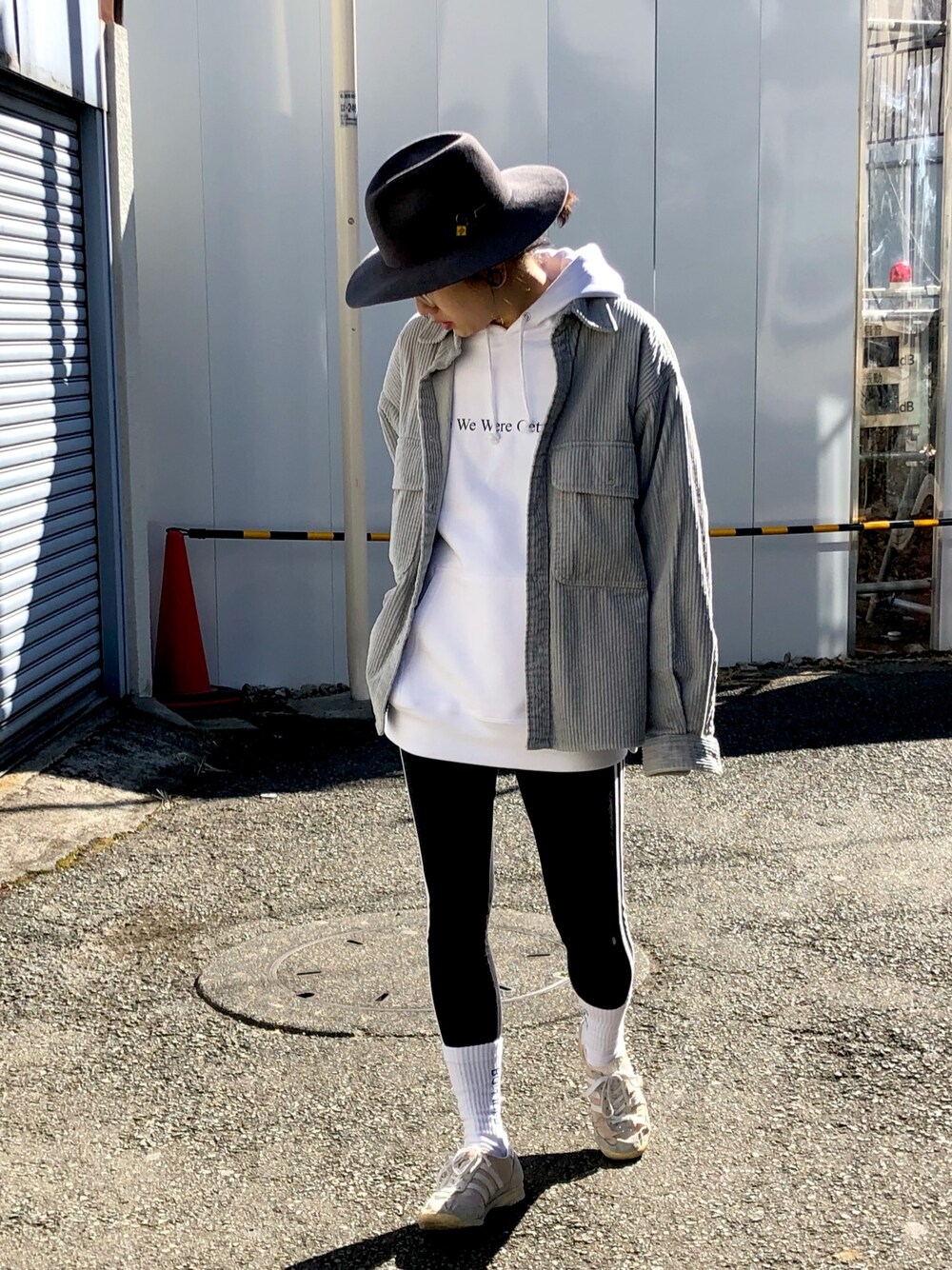 「bonjour records、大人カジュアル、春コーデ、フーディー、パーカー、ハット、レギンス、スニーカー、フォトプリント、ラクチンコーデ」｜「bonjour recordsのPatti Smith/パティ・スミス パーカー（パーカー、ホワイト系）」を使った、minoriさん（レディース・159cm）の冬コーディネートの1枚目の写真