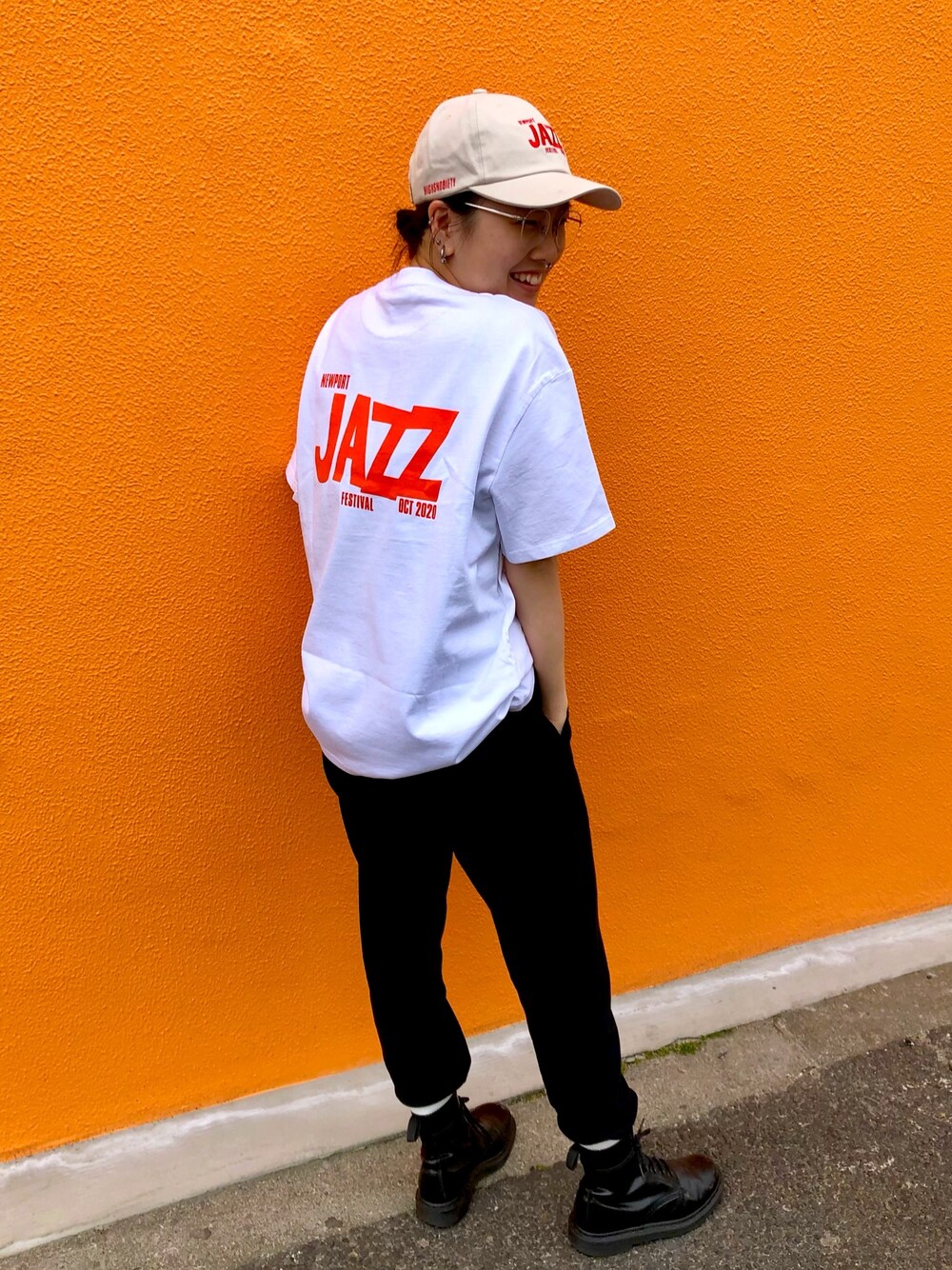「bonjour records、jazz tv、Tシャツ、スウェットパンツ、ブーツ、キャップ、白Tシャツ、春コーデ、ビッグシルエット、カジュアル」｜「bonjour recordsの【HIGHSNOBIETY/ハイスノバイエティ】JAZZ TV NEWPORT JAZZ LOGO Tシャツ（Tシャツ/カットソー、ホワイト系）」を使った、minoriさん（レディース・159cm）の春コーディネートの1枚目の写真
