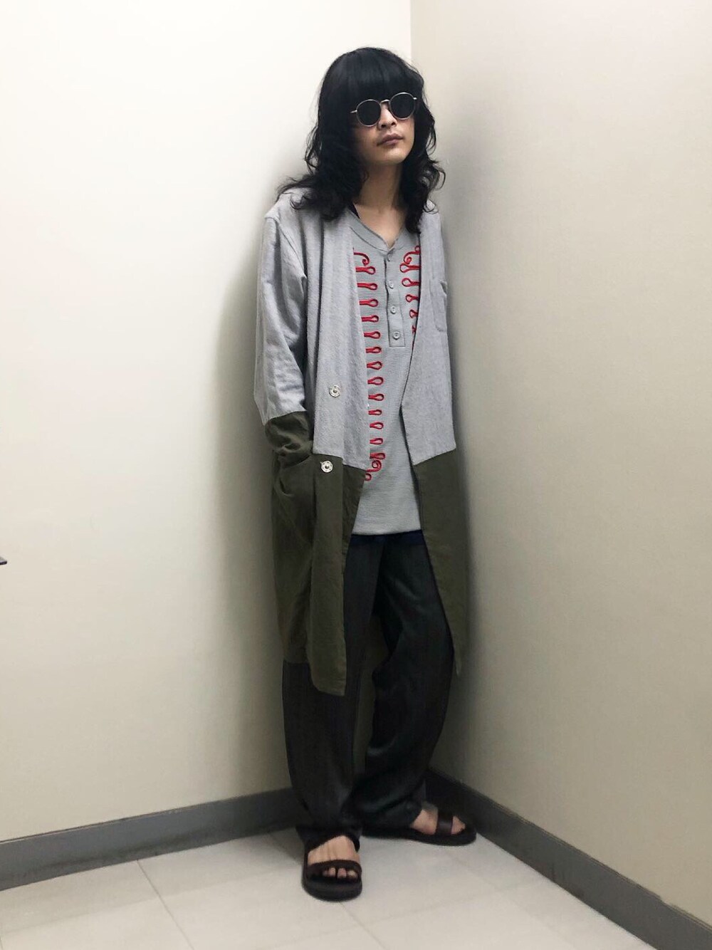 グレー系のノーカラージャケット、グレー系のTシャツ/カットソー、グレー系のスラックスを着用したメンズの秋コーディネートの1枚目の写真