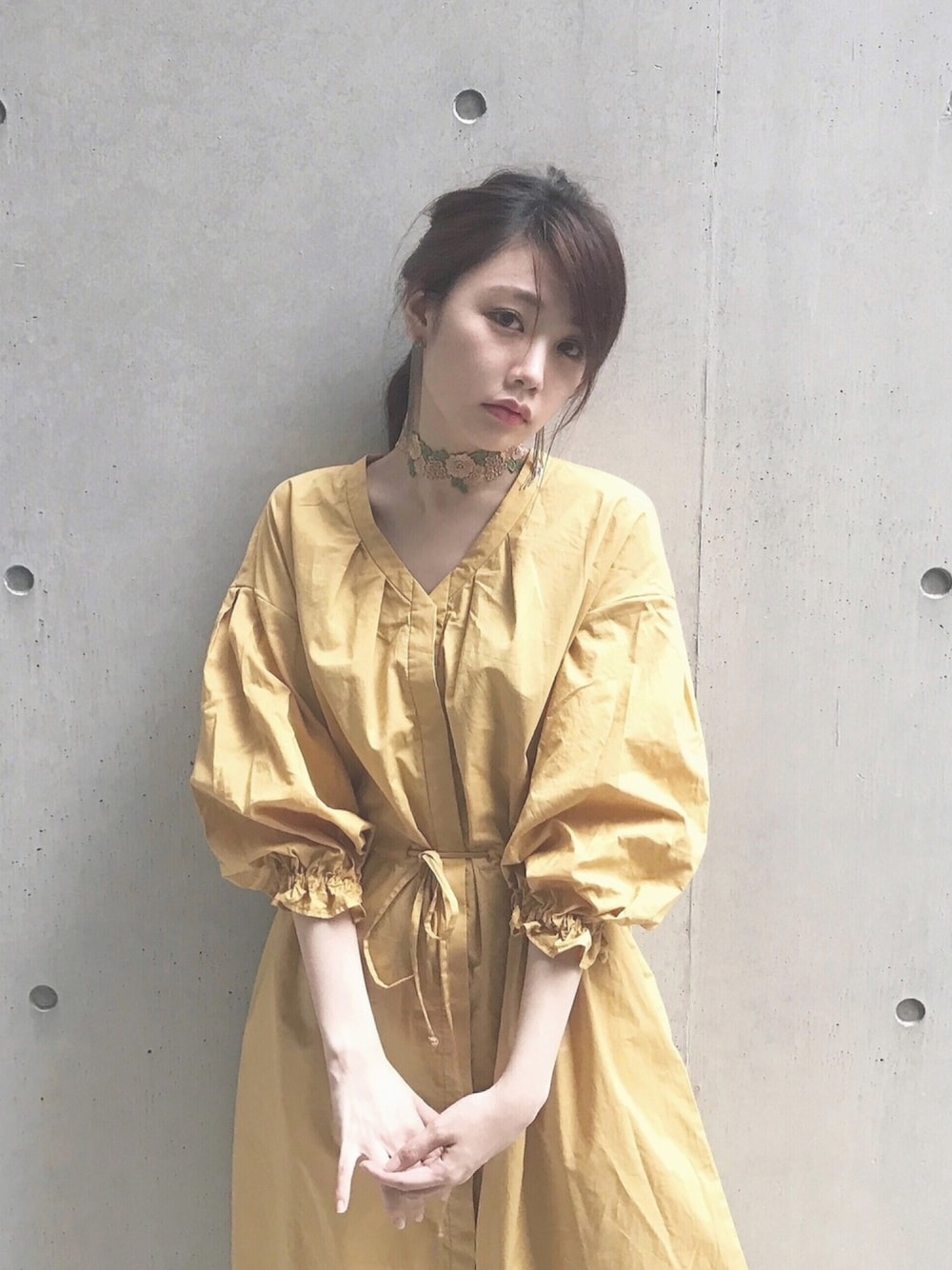「休日スタイル、秋のコーデ、低身長、シンプル、大人ガーリー、レトロ、ワンピース、黄色、merry jenny、マスタード」｜「MILKFED.のLONG SHIRT DERESS（ワンピース、イエロー系）」を使った、眞白桃々(ましろもも)さん（レディース・159cm）の夏コーディネートの1枚目の写真