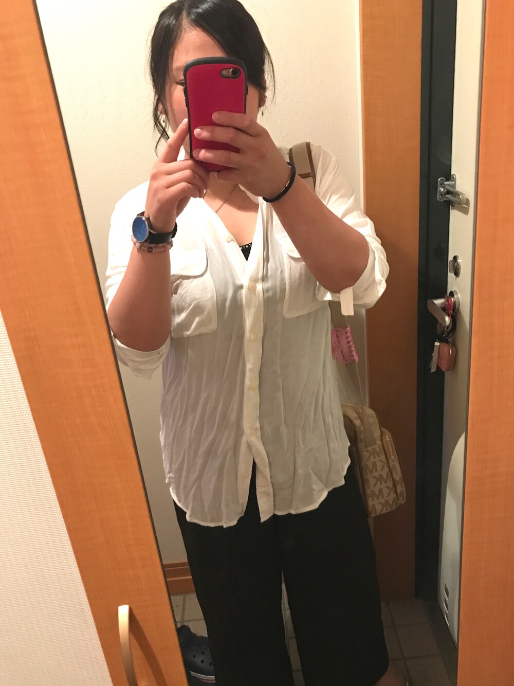 「映画デート、ショッピング」｜「AZUL by moussyのアイテム（シャツ/ブラウス、ホワイト系）」を使った、𝚊𝚢𝚗.さん（レディース・155cm）の夏コーディネートの1枚目の写真