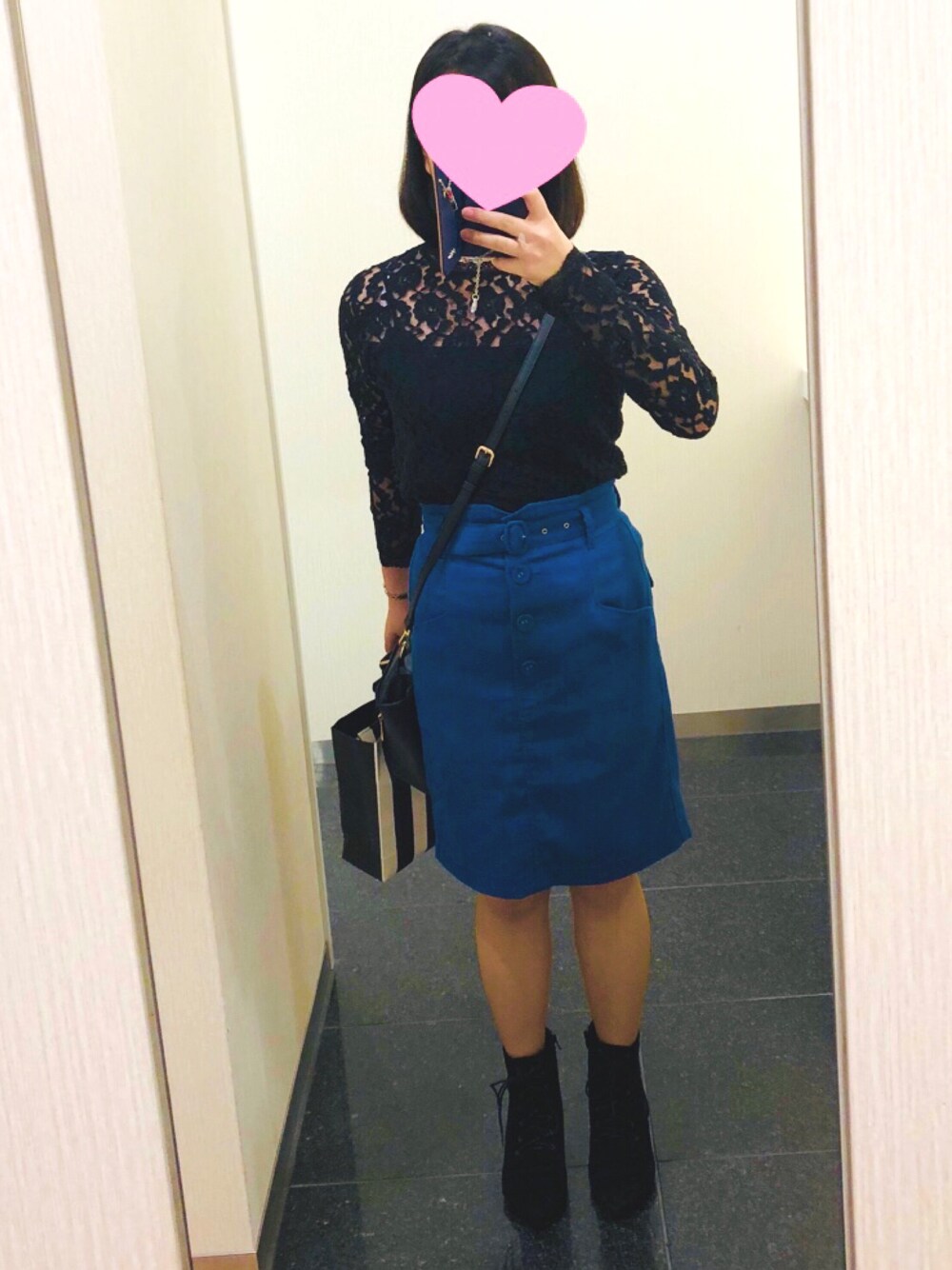 「デート、休日コーデ、タイトスカート、レーストップス」｜「JILL by JILL STUARTのアイテム（スカート、ブルー系）」を使った、みほさん（レディース・156cm）の秋コーディネートの1枚目の写真