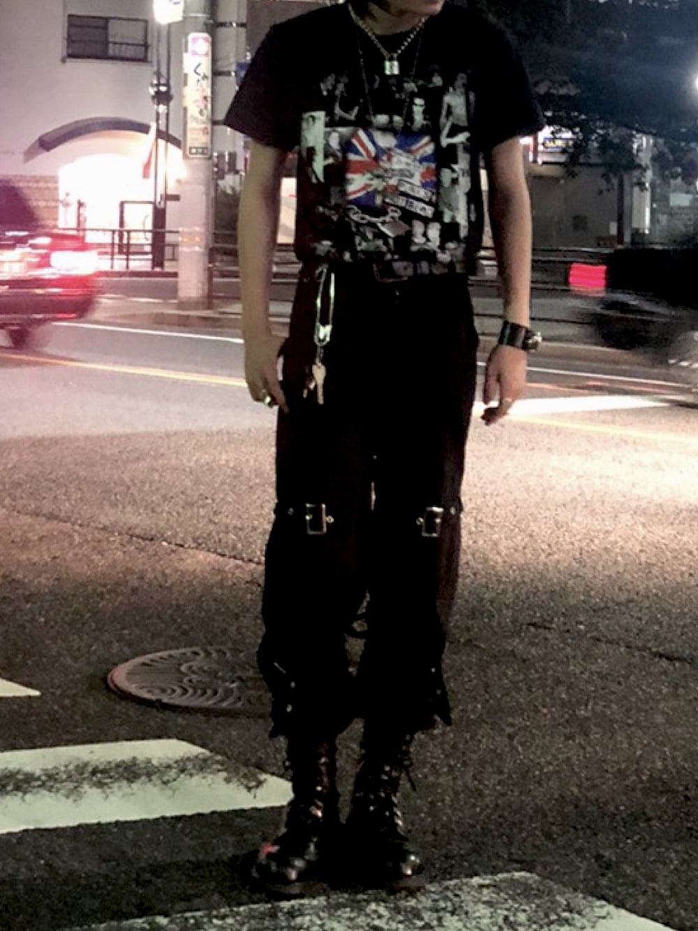 「666のアイテム（Tシャツ/カットソー、ブラック系）」を使った、KZさん（メンズ・178cm）の夏コーディネートの1枚目の写真