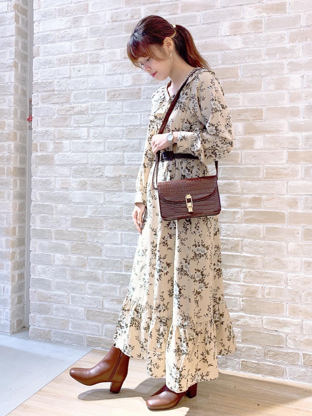 「ootd、秋のコーデ、くすみカラー、ラクチンコーデ、ショートブーツ、おしゃれさんと繋がりたい、アースミュージック＆エコロジー」｜「earth music&ecologyのフラワーラッフルワンピース　＊（ワンピース、ベージュ系）」を使った、yukaさん（レディース・155cm）の秋コーディネートの1枚目の写真