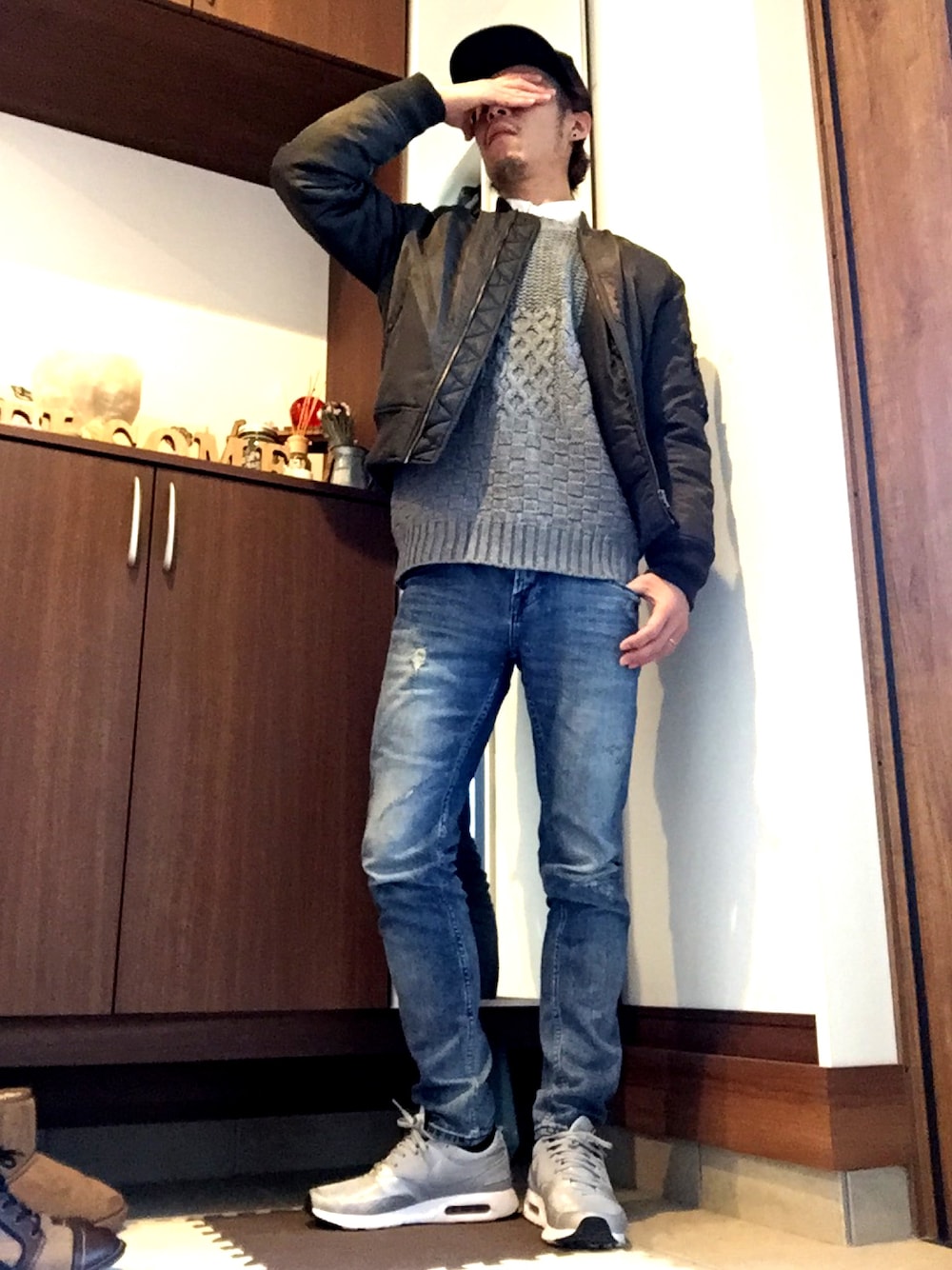 「カジュアル、MA-1、ニット、キャップ、BAYFLOW(BAYFLOW)、URBAN RESEARCH、UNIQLO、NIKE、CASIO、H&M」｜「H&Mのアイテム（キャップ、グレー系）」を使った、おサルさんさん（メンズ・175cm）の冬コーディネートの1枚目の写真