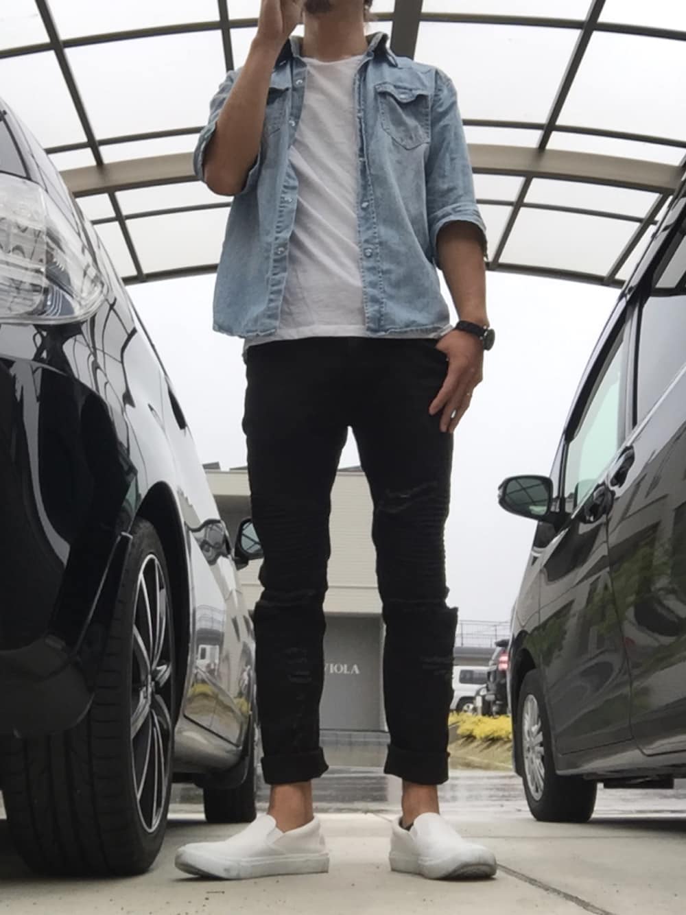 「休日スタイル、ブラックスキニー、白スニーカー、スリッポン、GU、H&M、白Tシャツ、デニムシャツ」｜「H&Mのアイテム（その他パンツ、ブラック系）」を使った、おサルさんさん（メンズ・175cm）の春コーディネートの1枚目の写真