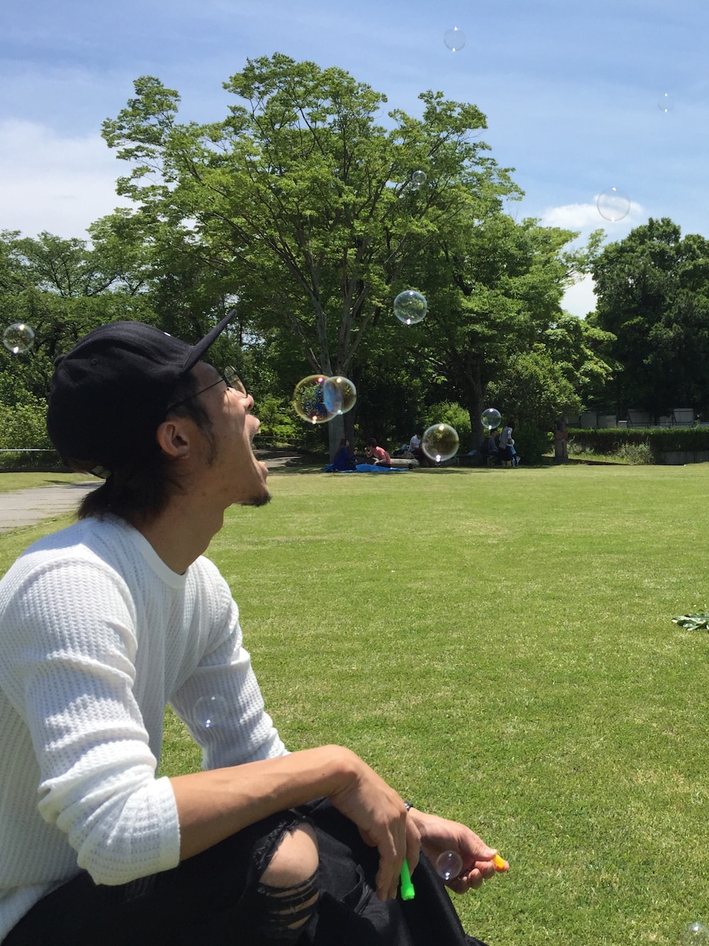 「大人カジュアル、スキニー、白Tシャツ、黒、モノトーン、公園、RAGEBLUE、GLOBAL WORK、nano・universe、H&M」｜「RAGEBLUEの刺繍ベースボールキャップ/724832（キャップ、ブラック系）」を使った、おサルさんさん（メンズ・175cm）の春コーディネートの1枚目の写真