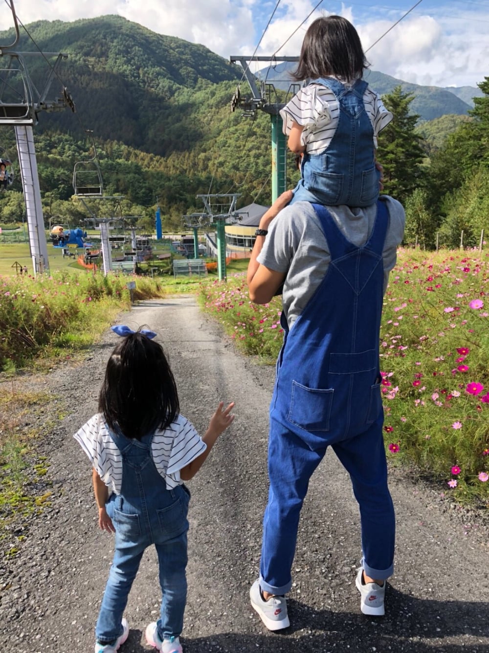 「ラブアンドピース2018、秋コーデ、オーバーオール、サロペット、GLOBAL WORK、ikka、GAP、NIKE」｜「GAPのアイテム（サロペット/オーバーオール、ブルー系）」を使った、おサルさんさん（メンズ・175cm）の秋コーディネートの1枚目の写真