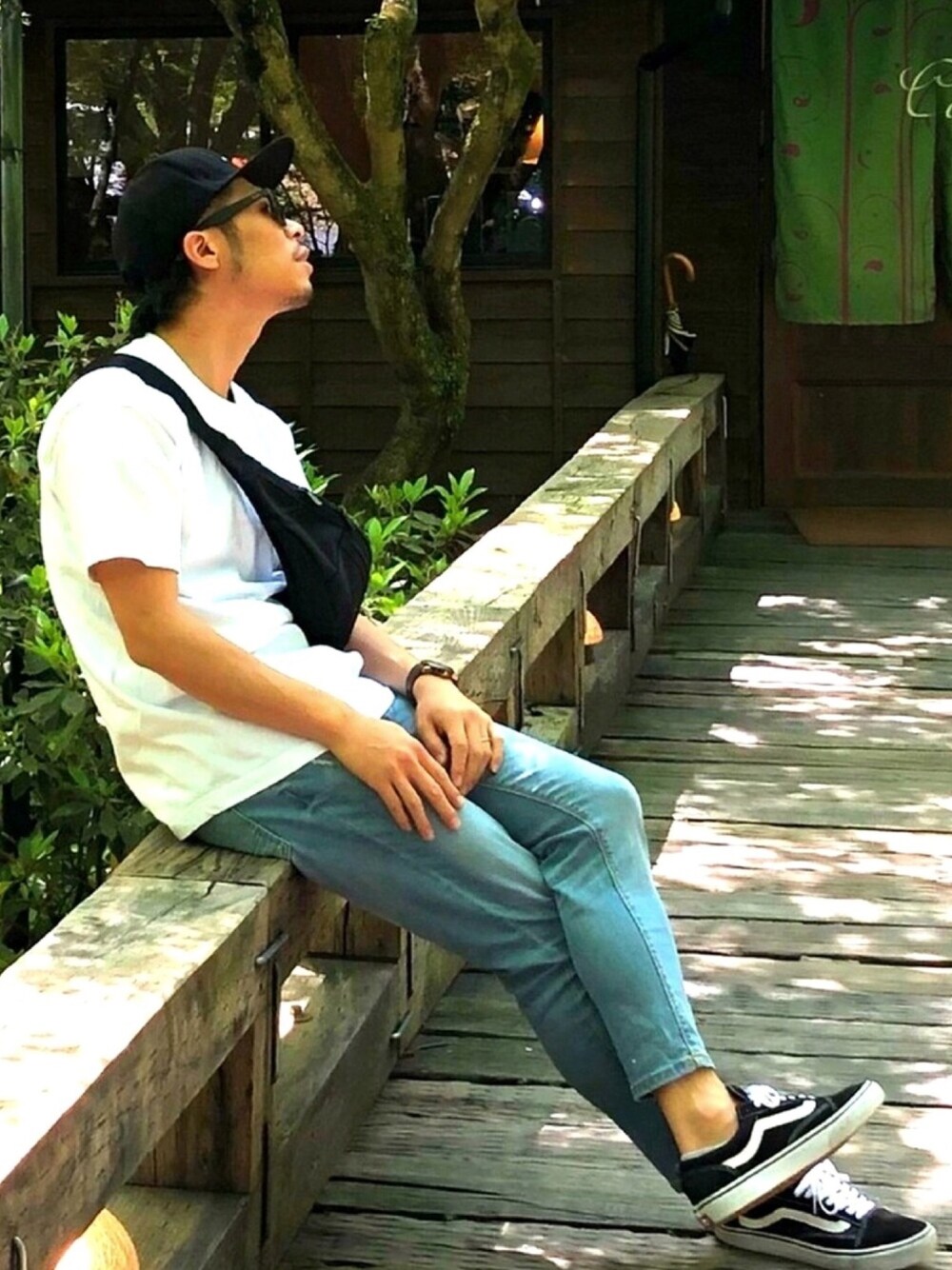 「休日スタイル、デニムパンツ、シンプル、白Tシャツ、Hanes、ZARA、ray-ban、VANS、Manhattan Portage」｜「HANESの【HANES】ビーフィーポケットTシャツ（Tシャツ/カットソー、ホワイト系）」を使った、おサルさんさん（メンズ・175cm）の春コーディネートの1枚目の写真