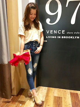 「アイテム（クラッチバッグ、レッド系）」を使った、VENCE EXCHANGE LADIES STAFFさん（レディース・160cm）の夏コーディネート