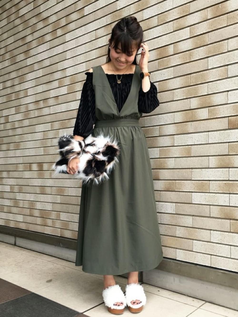 グリーン系のジャンパースカート、ブラック系のTシャツ/カットソー、その他のショルダーバッグを着用したレディースの夏コーディネートの1枚目の写真