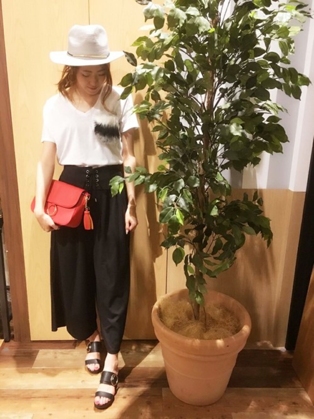 ホワイト系のTシャツ/カットソー、ブラック系のその他パンツ、レッド系のショルダーバッグを着用したレディースの夏コーディネートの1枚目の写真