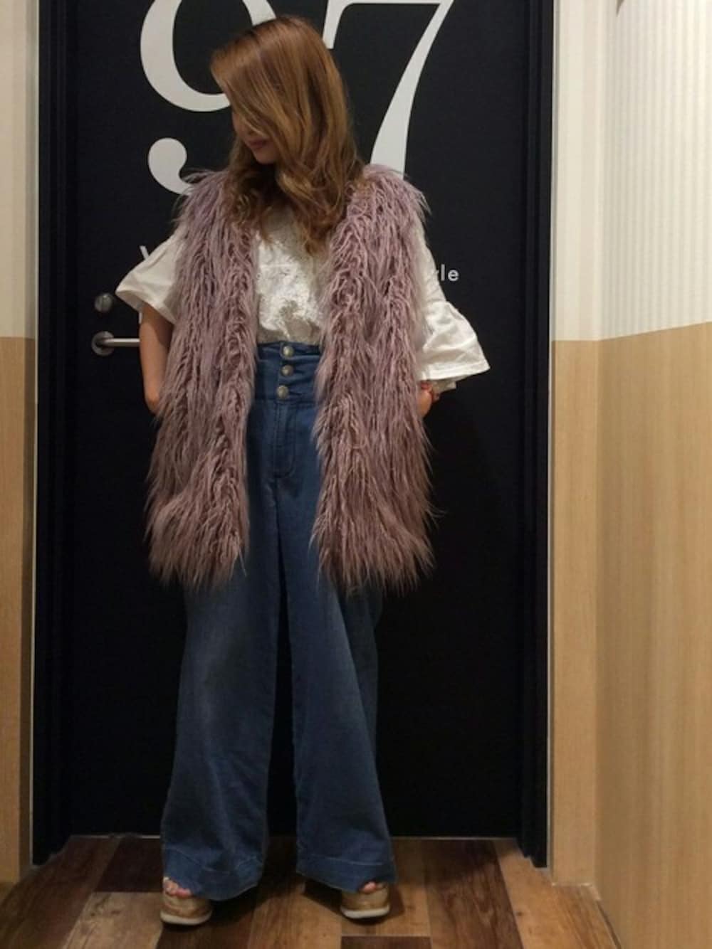 パープル系のその他アウター、ブルー系のデニムパンツ、ホワイト系のTシャツ/カットソーを着用したレディースの秋コーディネートの1枚目の写真