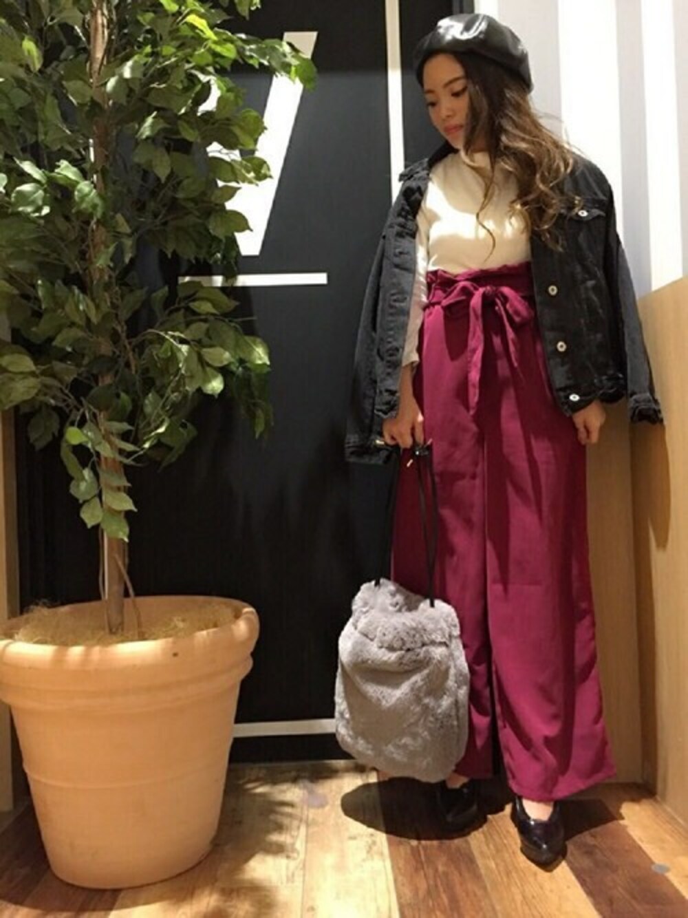 ブラック系のデニムジャケット、パープル系のその他パンツ、グレー系のトートバッグを着用したレディースの秋コーディネートの1枚目の写真