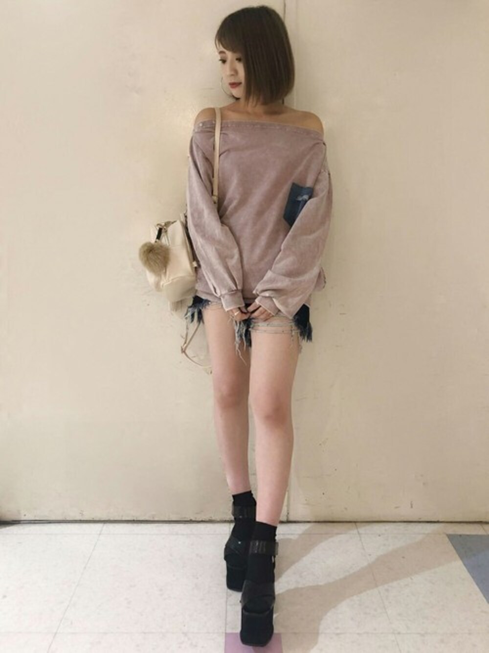 ピンク系のTシャツ/カットソー、ホワイト系のショルダーバッグを着用したレディースの秋コーディネートの1枚目の写真
