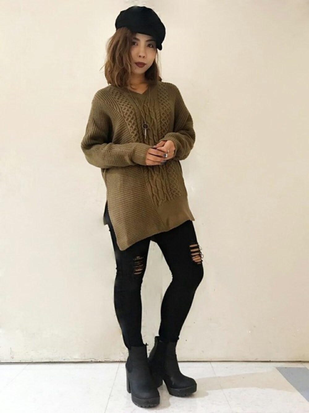 ブラウン系のニット/セーター、ブラック系のキャスケットを着用したレディースの秋コーディネートの1枚目の写真