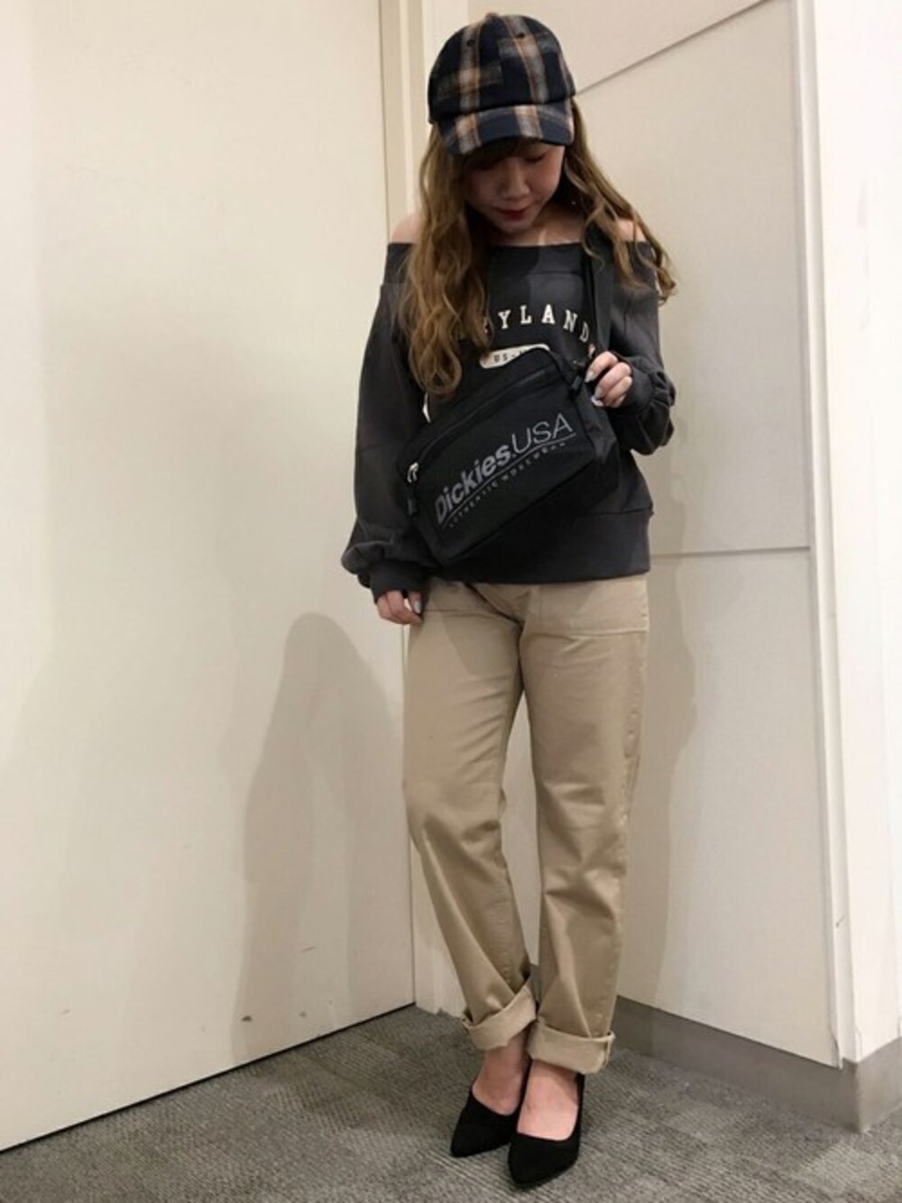 ブラウン系のその他パンツ、グレー系のスウェット、ブラック系のショルダーバッグを着用したレディースの秋コーディネートの1枚目の写真