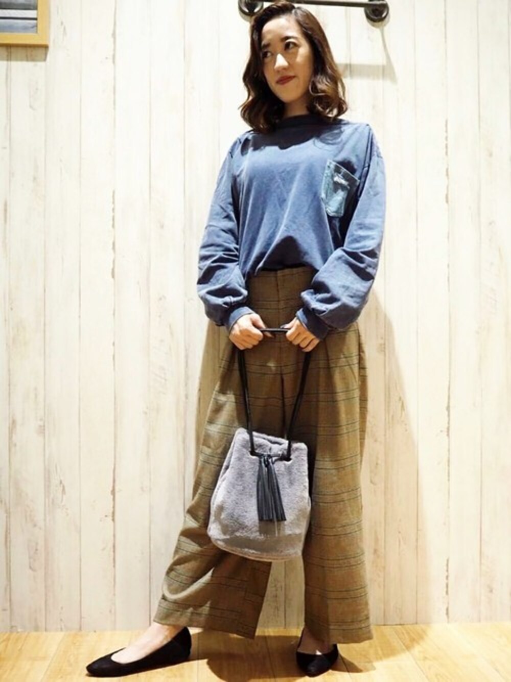 ブルー系のTシャツ/カットソー、ブラウン系のその他パンツ、グレー系のショルダーバッグを着用したレディースの秋コーディネートの1枚目の写真