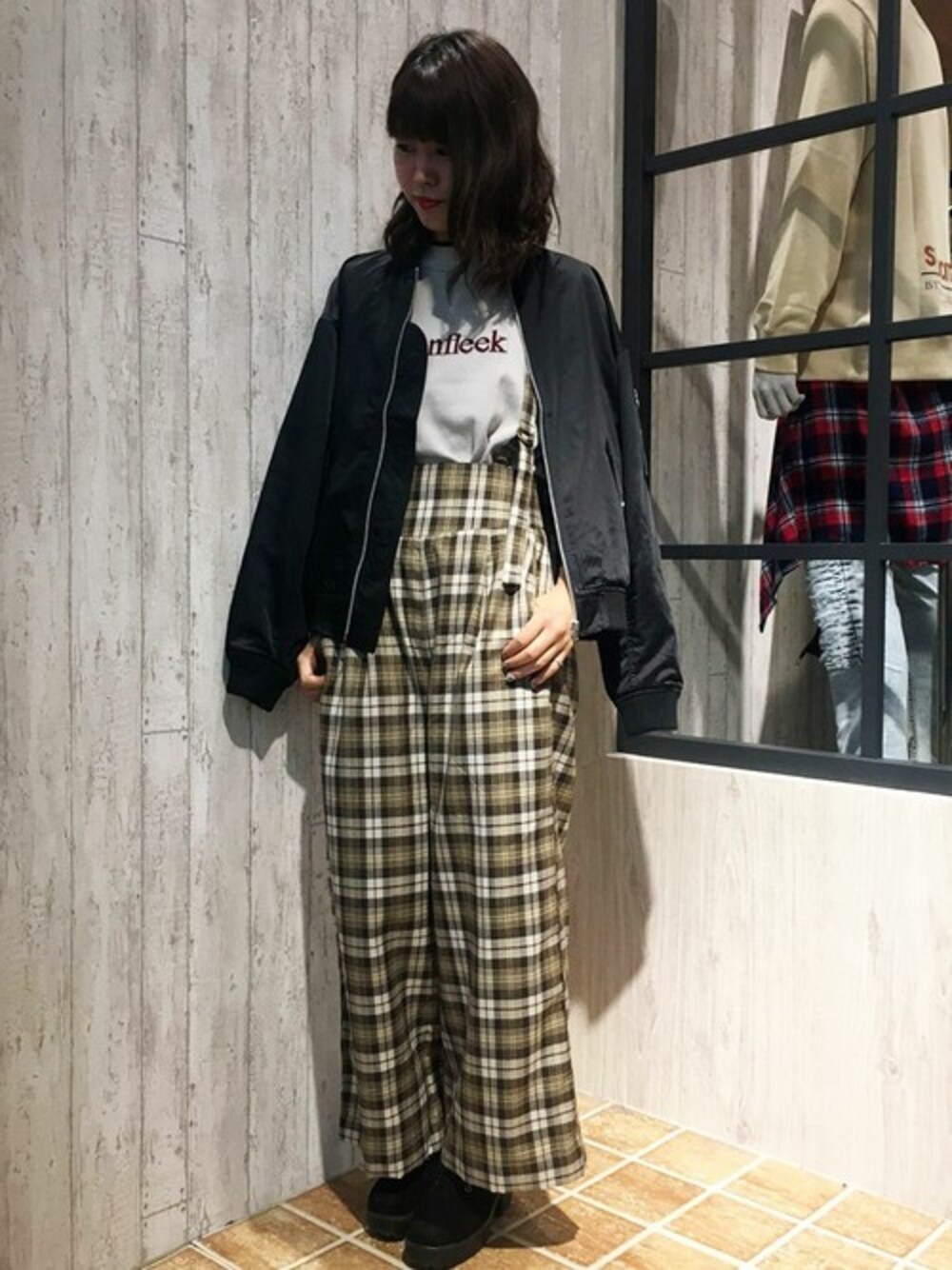 「チェック、ニット、カジュアル、アメカジ、MA-1、サスペンダー、ハイウエスト、ロゴ、ワイドパンツ、ロゴニット」｜「VENCEEXCHANGEのMA-1ジャケット（MA-1、ブラック系）」を使った、VENCE EXCHANGE LADIES STAFFさん（レディース・160cm）の秋コーディネートの1枚目の写真