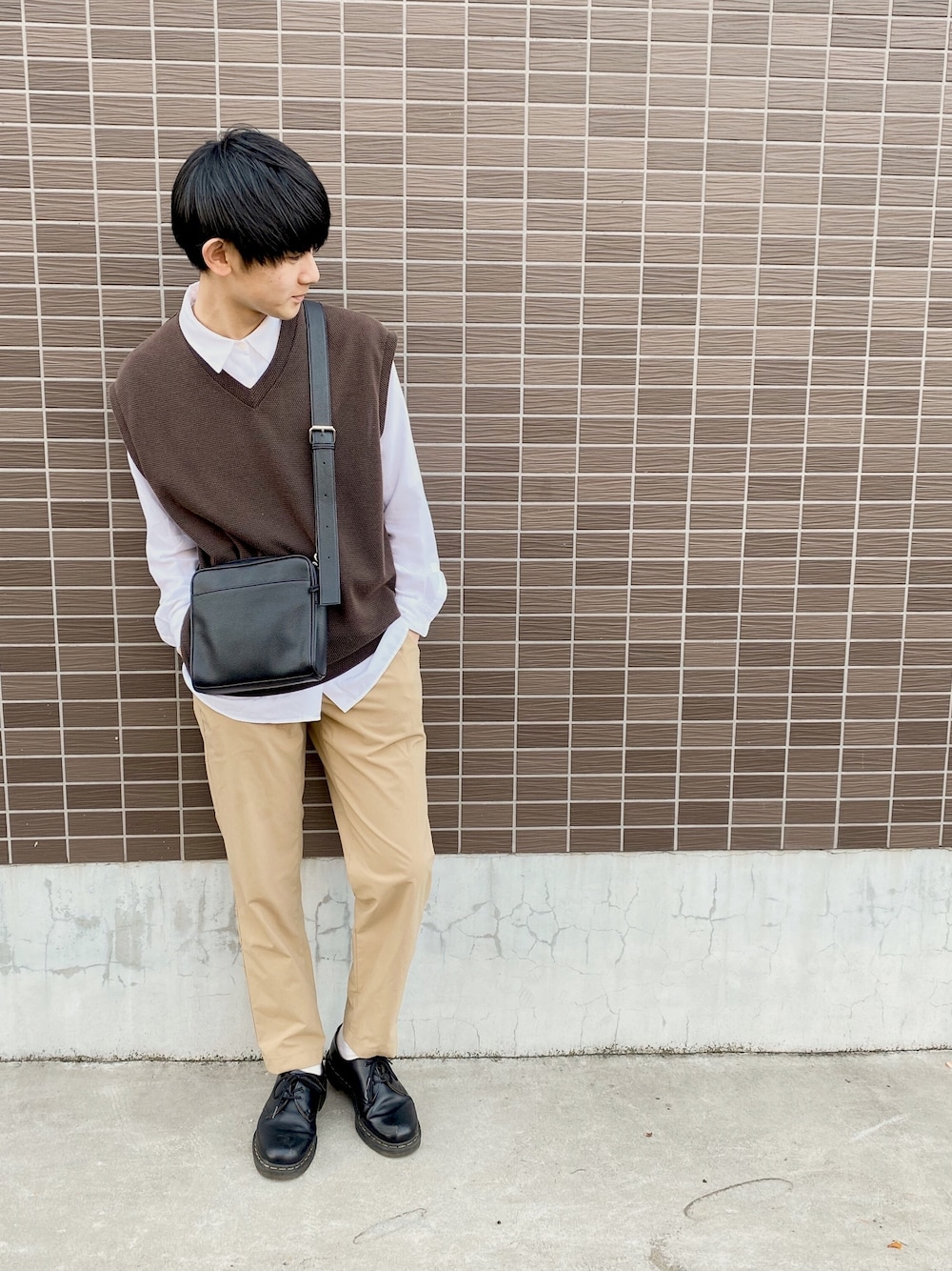 「春コーデ、シンプル、シャツスタイル、ootd、きれいめカジュアル、低身長、お洒落さんとつながりたい、休日コーデ、ブラウン、Junred」｜「JUNREDのカノコVネックベストセット（ベスト、ブラウン系）」を使った、kouyaさん（メンズ・164cm）の春コーディネートの1枚目の写真
