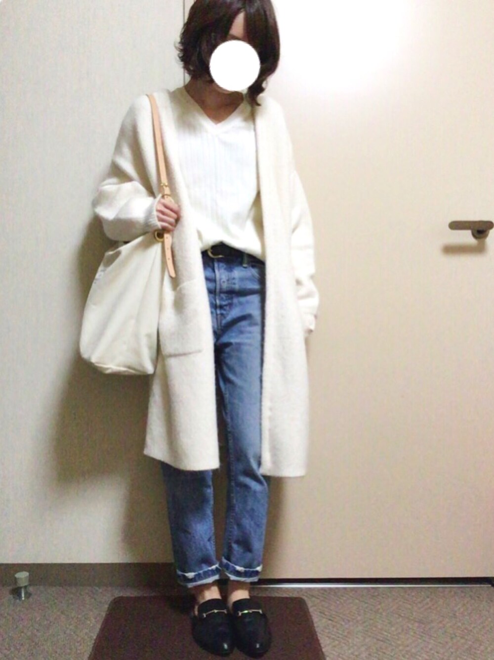 「コーディガン、ロングカーディガン、リブニット、デニムパンツ、バブーシュ、ショルダーバッグ、春」｜「JEANASISの【WEB限定アイテム】ボリュームコーディガン/737608（カーディガン/ボレロ、ホワイト系）」を使った、yukaさん（レディース・153cm）の冬コーディネートの1枚目の写真