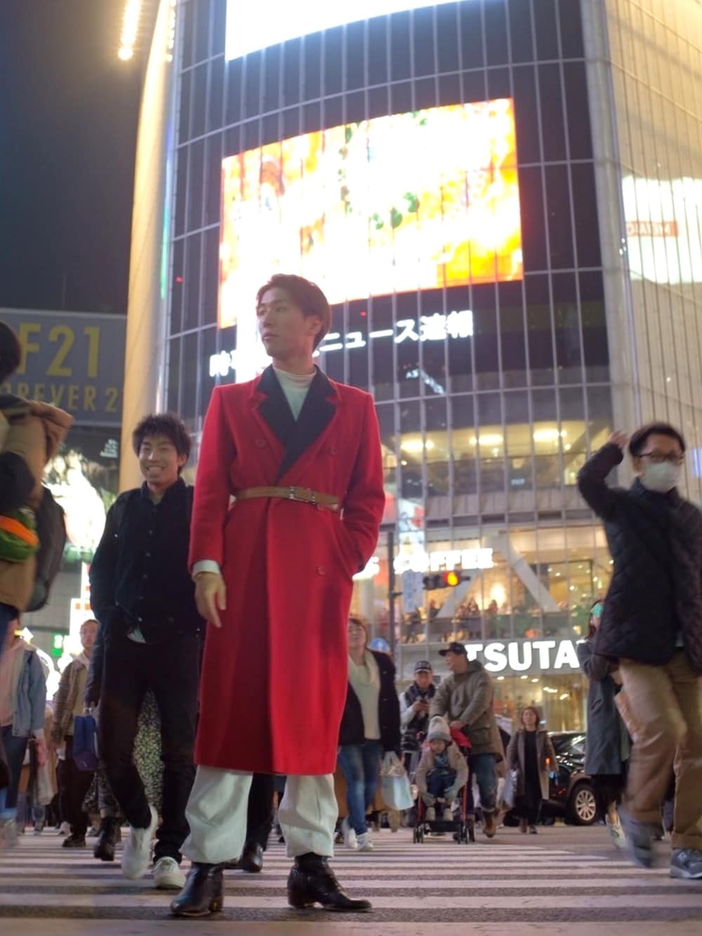 「年末WEAR感謝祭、冬のコーデ、おしゃれさんと繋がりたい、大人コーデ、ユニクロ、オトナカジュアル、コート、赤コート、赤、ブーツ」｜「UNIQLOのMEN ソフトタッチハイネックT（長袖）（Tシャツ/カットソー、ホワイト系）」を使った、しゅんしゅんさん（メンズ・170cm）の冬コーディネートの1枚目の写真