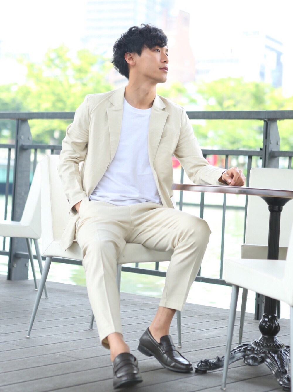 「シンプルコーデ、ブラック、きれいめカジュアル、Tシャツ、キレイめ、ジャケット、秋、スラックス、大人コーデ、シンプル」｜「improvesの麻混ストレッチテーラードジャケット（テーラードジャケット、ブラック系）」を使った、森田 友浩さん（メンズ・178cm）の夏コーディネートの1枚目の写真
