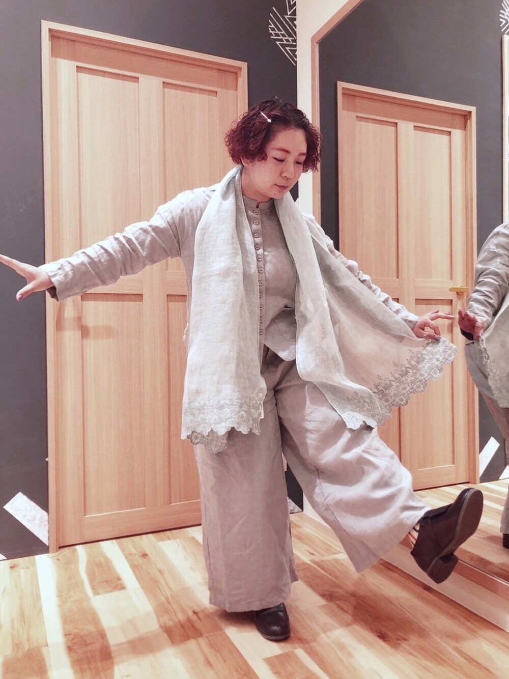 グリーン系のブルゾン、グリーン系のその他パンツ、ブラウン系のローファーを着用したレディースの春コーディネートの1枚目の写真