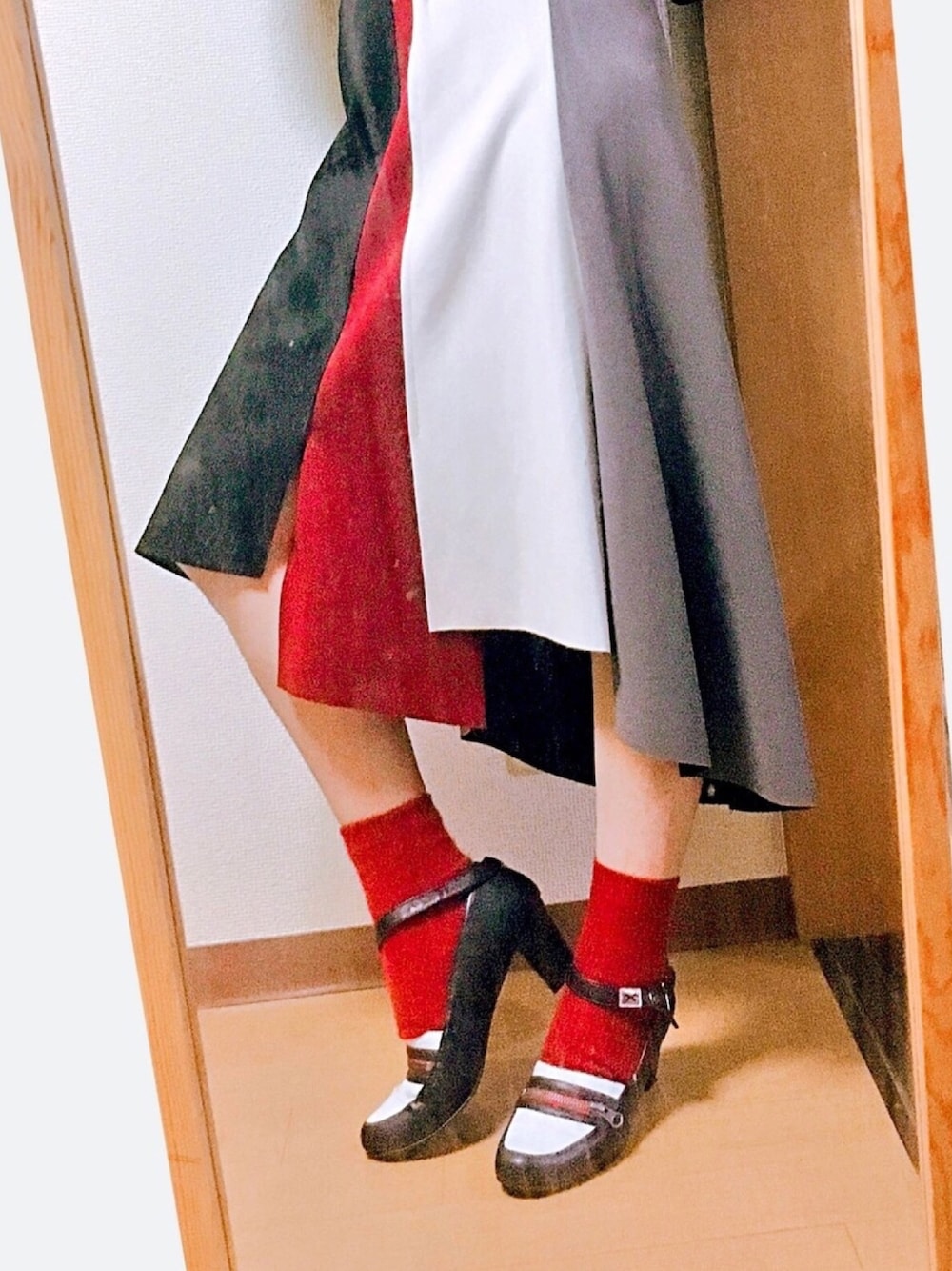 「東京喰種、アニメ、バイカラー、カラースカート、カラーソックス、秋のコーデ、秋コーデ、秋、ボルドー、レッド」｜「armoire capriceのアイテム（スカート、レッド系）」を使った、セツナさん（レディース・162cm）の秋コーディネートの1枚目の写真