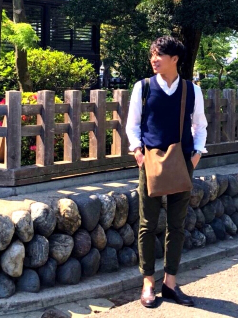 「vest、ダテメガネ、ローファー、チノパン、カメラ男子、カメラ、インテリ風、ニットベスト」｜「green label relaxingのBC GLR SUEDE/LT ショルダーバッグ ◆（ショルダーバッグ、ブラウン系）」を使った、chiiさん（メンズ・173cm）の春コーディネートの1枚目の写真