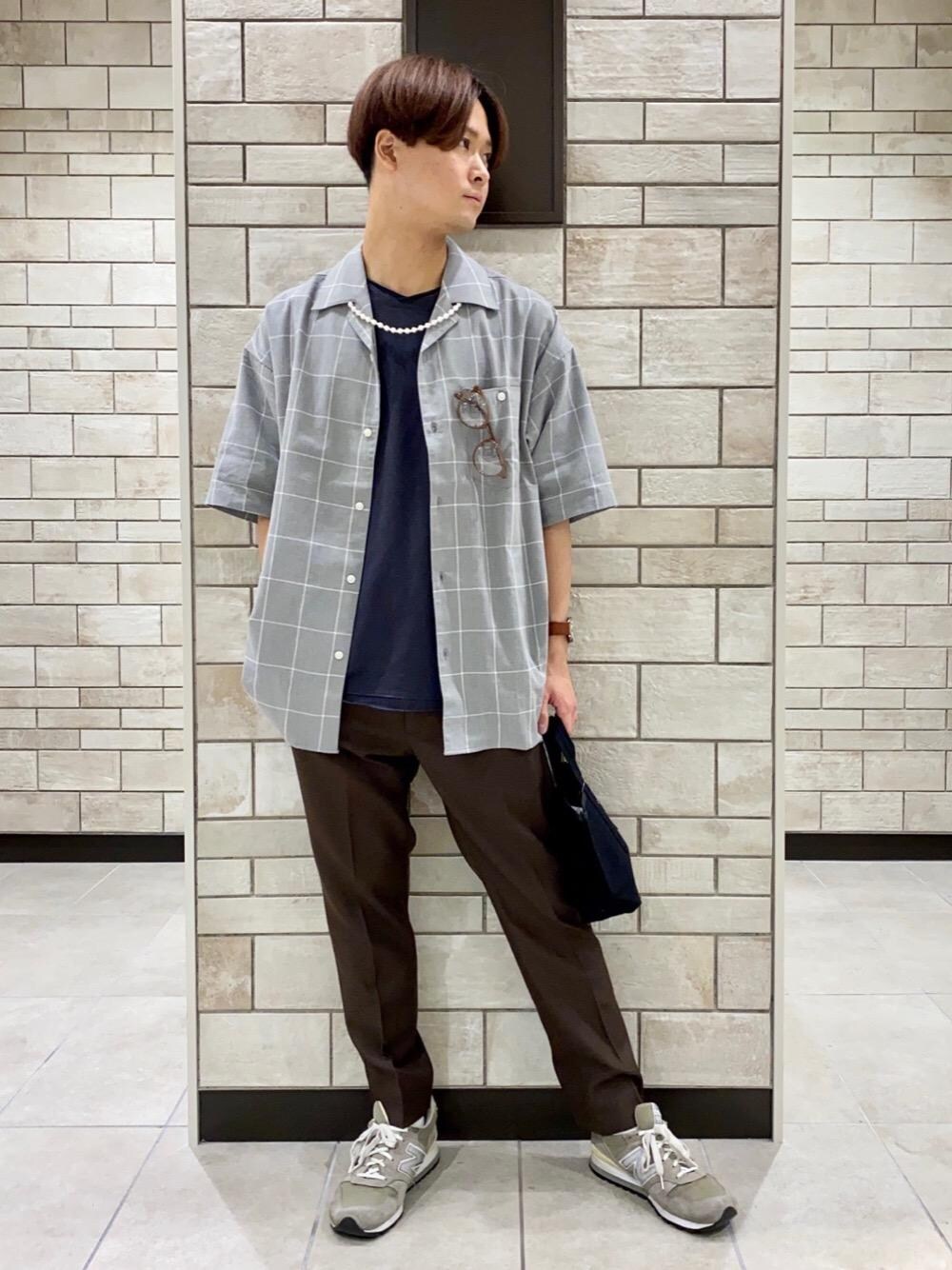 グレー系のシャツ/ブラウス、ブラウン系のスラックス、ブラック系のTシャツ/カットソーを着用したメンズの夏コーディネートの1枚目の写真