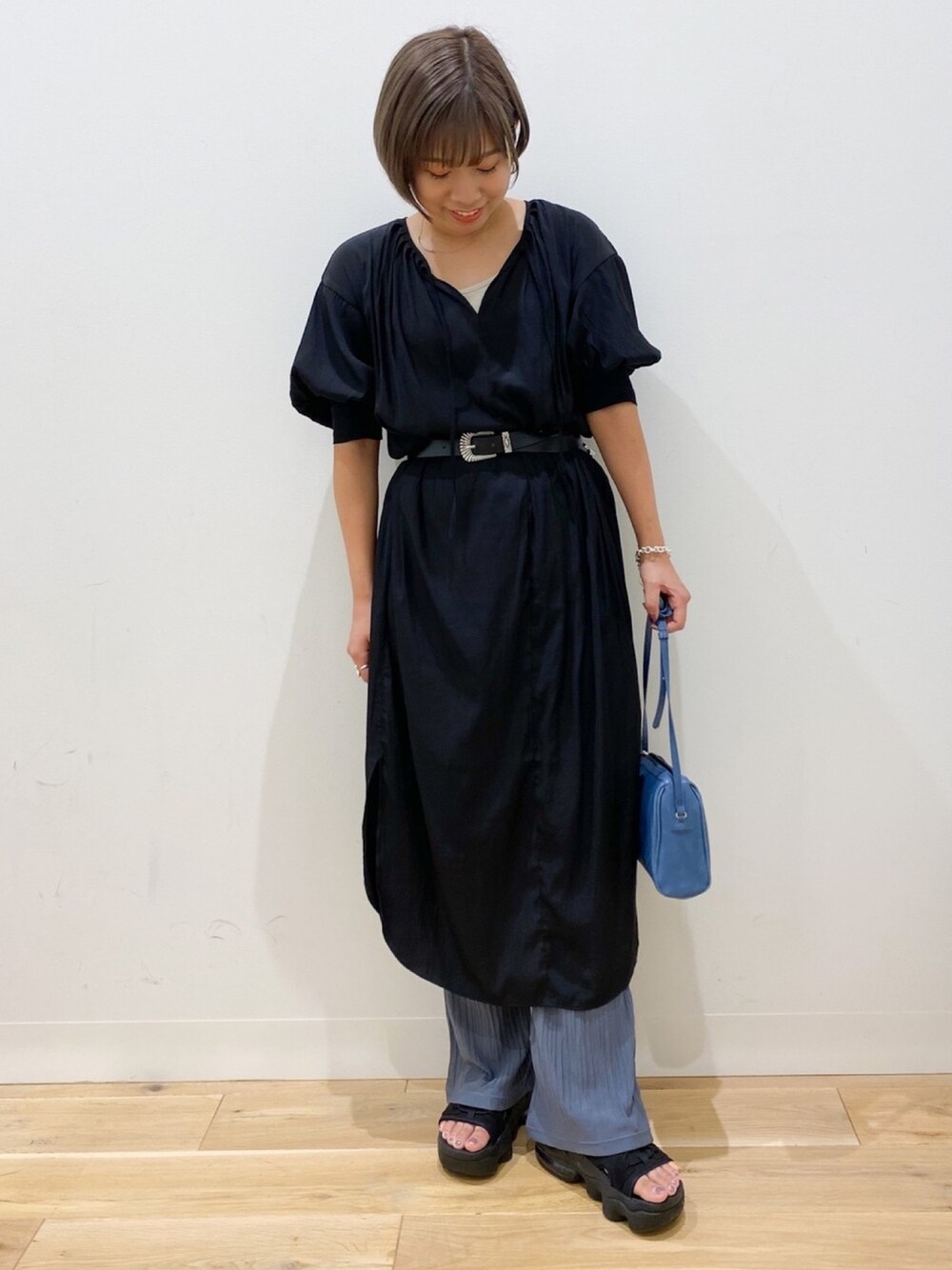 ブラック系のワンピース、ブルー系のその他パンツ、ブルー系のショルダーバッグを着用したレディースの夏コーディネートの1枚目の写真