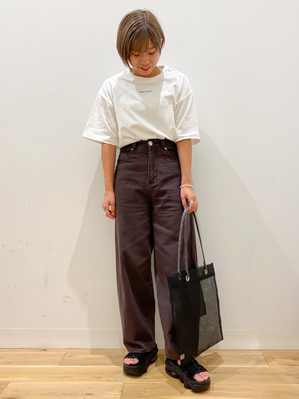 「休日スタイル、夏、ラクチンコーデ、Tシャツ、スポーツミックス、プチプラ、デニム、ママコーデ、楽チンコーデ、デニムパンツ」｜「SENSE OF PLACE by URBAN RESEARCHのアイテム（Tシャツ/カットソー、ホワイト系）」を使った、oukaさん（レディース・158cm）の夏コーディネートの1枚目の写真