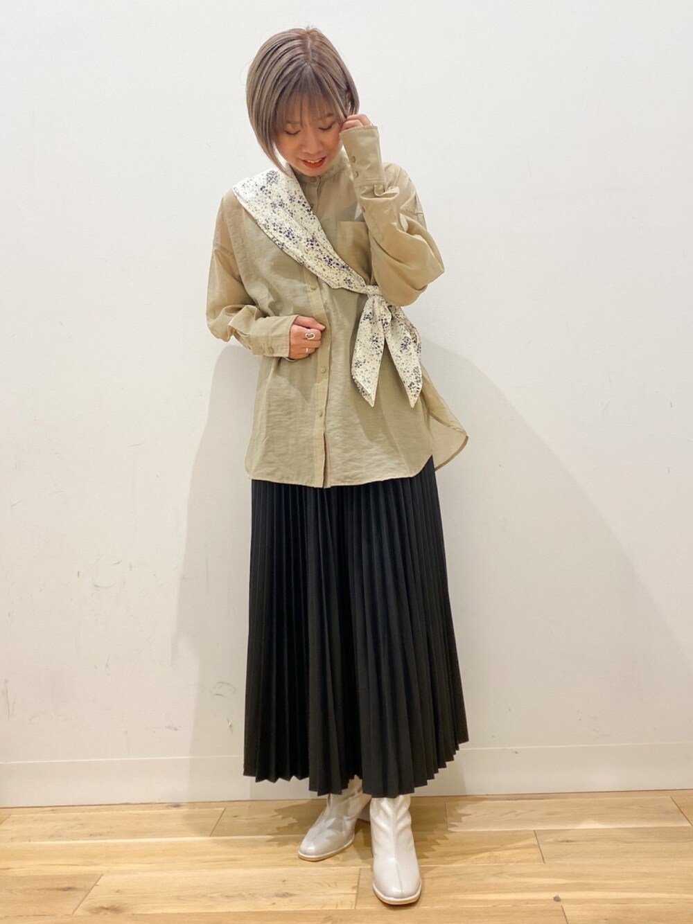 「オトナカジュアル、お洒落さんとつながりたい、今日のコーデ、プチプラ、秋カラー、スカーフ、シャツスタイル、プリーツスカート、モード、シアーシャツ」｜「SENSE OF PLACE by URBAN RESEARCHのアイテム（バンダナ/スカーフ、ホワイト系）」を使った、oukaさん（レディース・158cm）の夏コーディネートの1枚目の写真