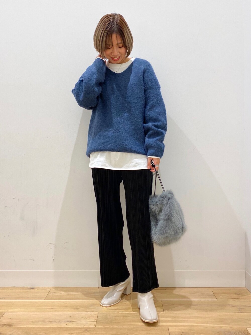 「ニット、シンプル、冬コーデ、プチプラ、SENSEOFPLACE、パンツスタイル、ootd、カジュアルコーデ、オトナカジュアル、スタッフセンバツ」｜「SENSE OF PLACE by URBAN RESEARCHのアルパカVネックルーズコクーンセーター（ニット/セーター、ブルー系）」を使った、oukaさん（レディース・158cm）の冬コーディネートの1枚目の写真