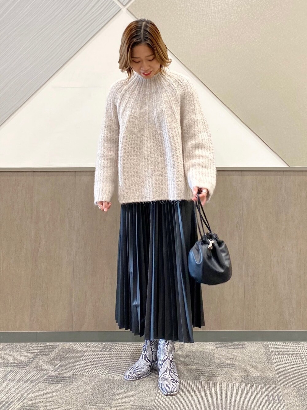 「カジュアルコーデ、楽チンコーデ、プチプラ、シンプルコーデ、春コーデ、大人カジュアル、オトナカジュアル、スカート、おしゃれさんと繋がりたい、SENSEOFPLACE」｜「SENSE OF PLACE by URBAN RESEARCHのモヘアライクセーター（ニット/セーター、ベージュ系）」を使った、oukaさん（レディース・158cm）の冬コーディネートの1枚目の写真
