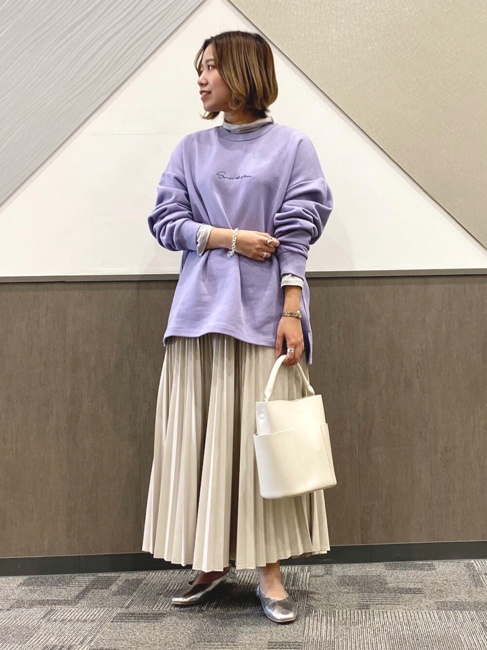 「ゆるコーデ、カジュアル、お洒落さんとつながりたい、オーバーサイズ、今日のコーデ、ラフ、スウェット、カジュアルコーデ、スカート、SENSEOFPLACE」｜「SENSE OF PLACE by URBAN RESEARCHのアイテム（トップス、パープル系）」を使った、oukaさん（レディース・158cm）の冬コーディネートの1枚目の写真